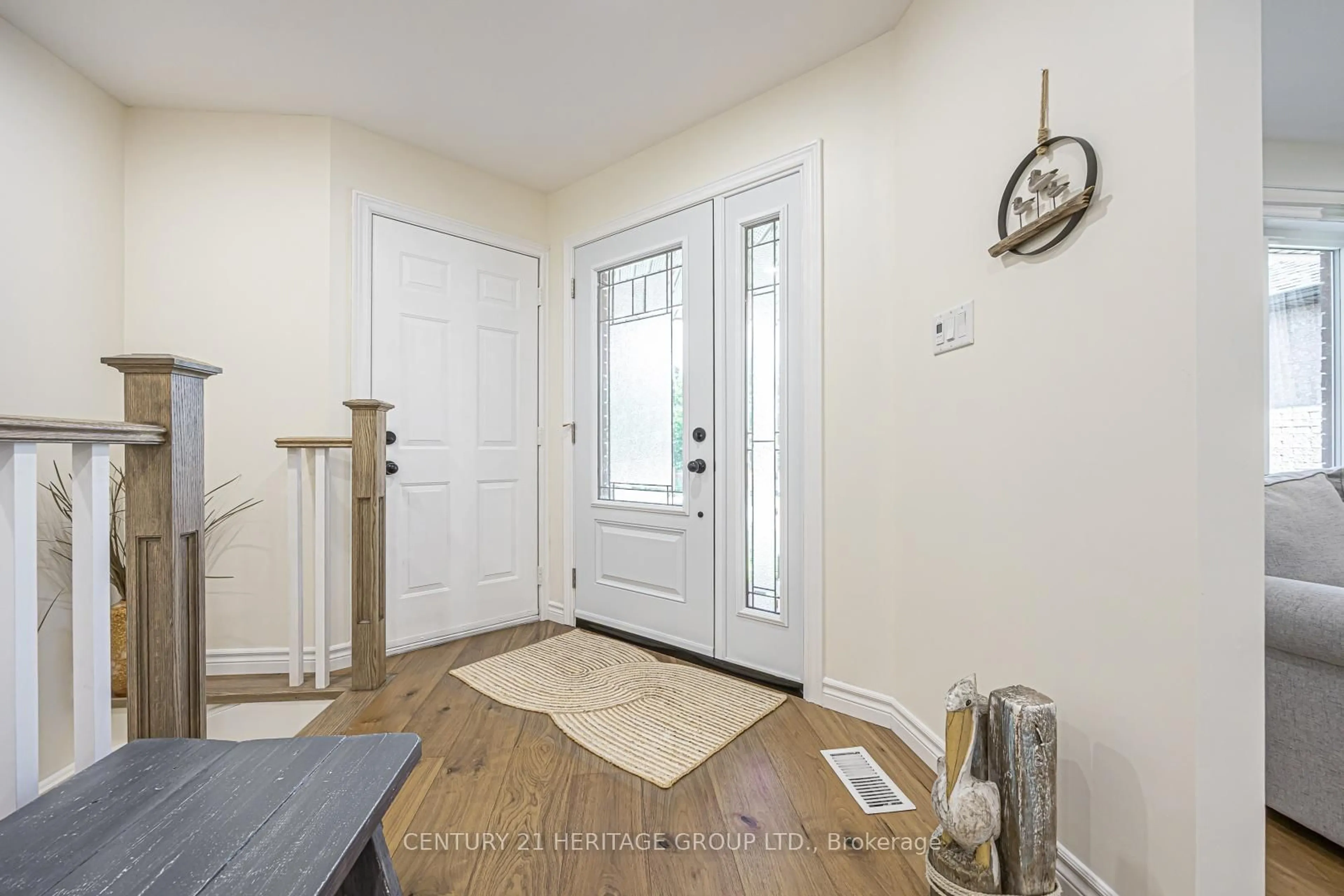 Indoor entryway for 31 Fox Run Lane, Bradford West Gwillimbury Ontario L3Z 2J1