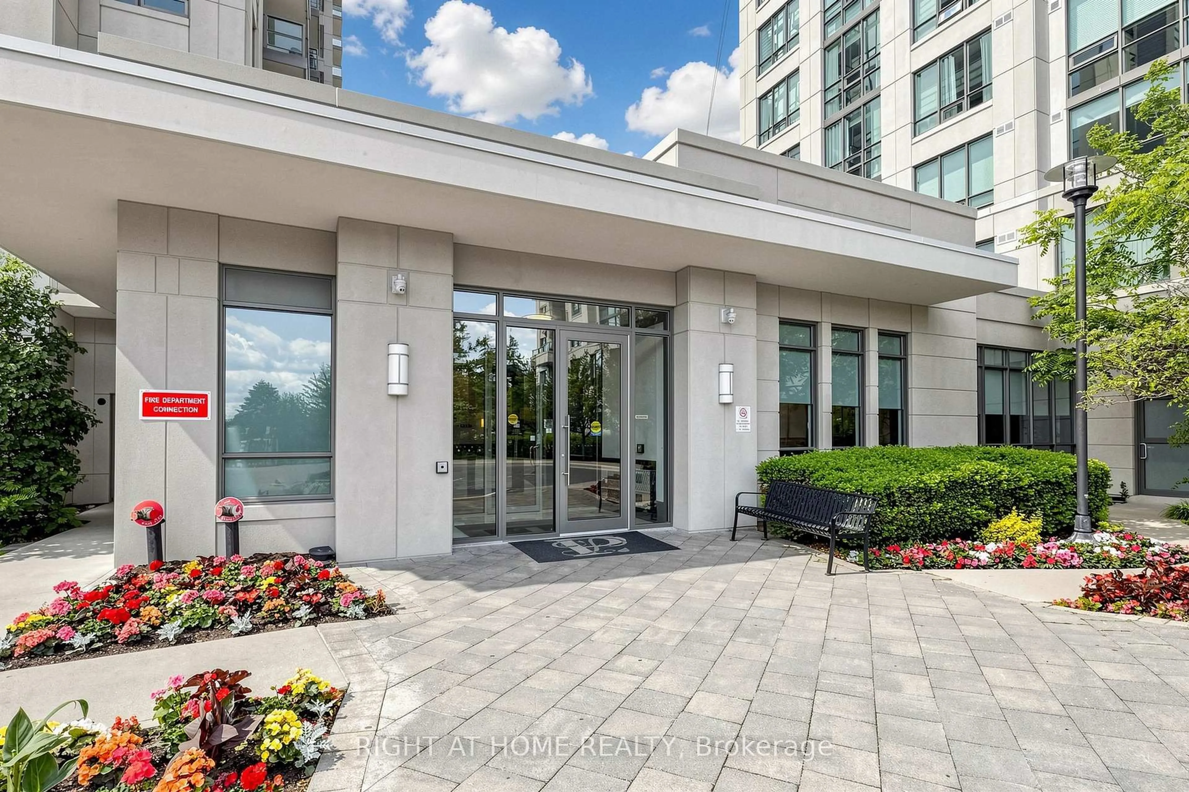 Indoor foyer for 88 Promenade Circ #1505, Vaughan Ontario L4J 9A4
