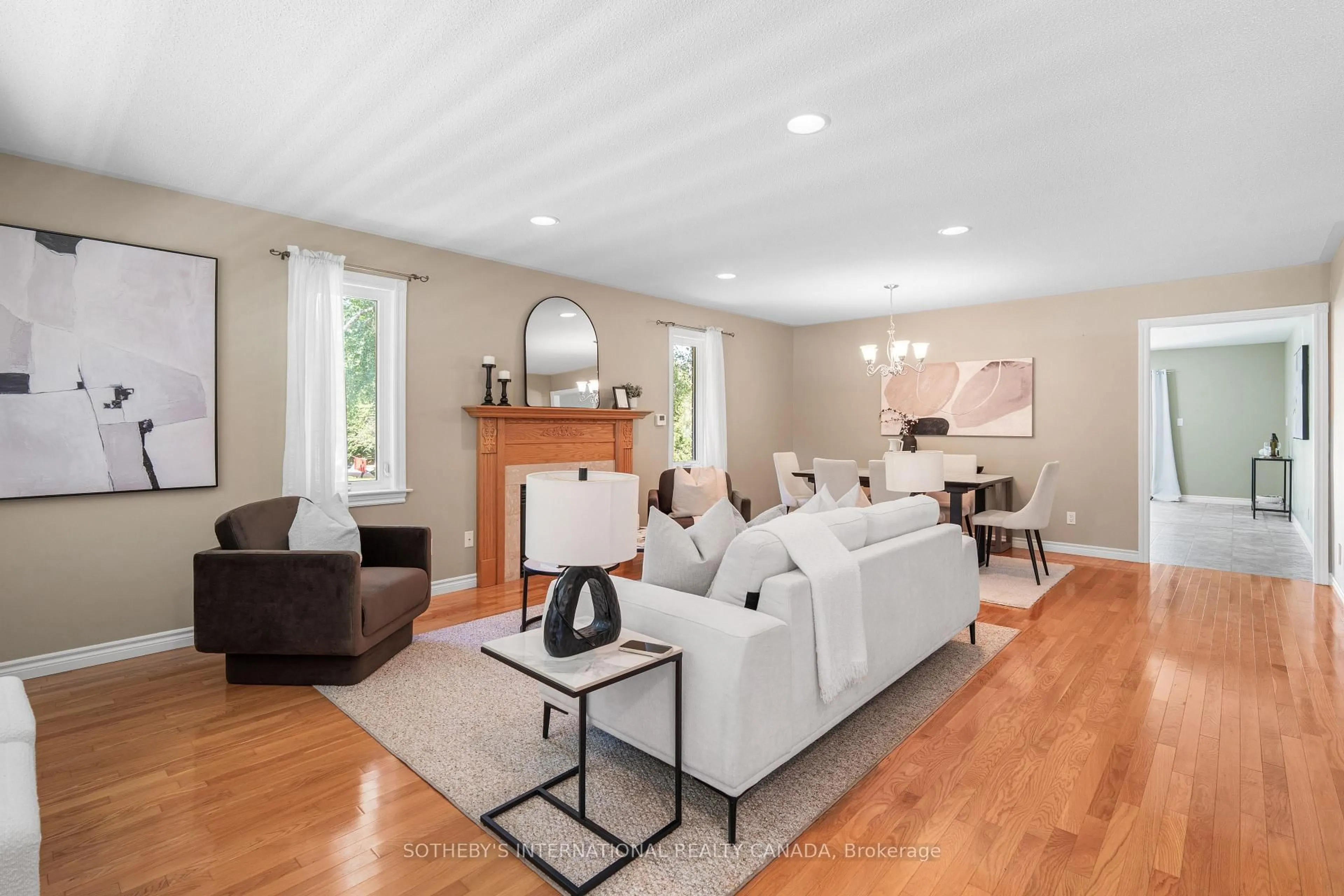 Living room with furniture, unknown for 63 Pinecrest Rd, Georgina Ontario L0E 1N0