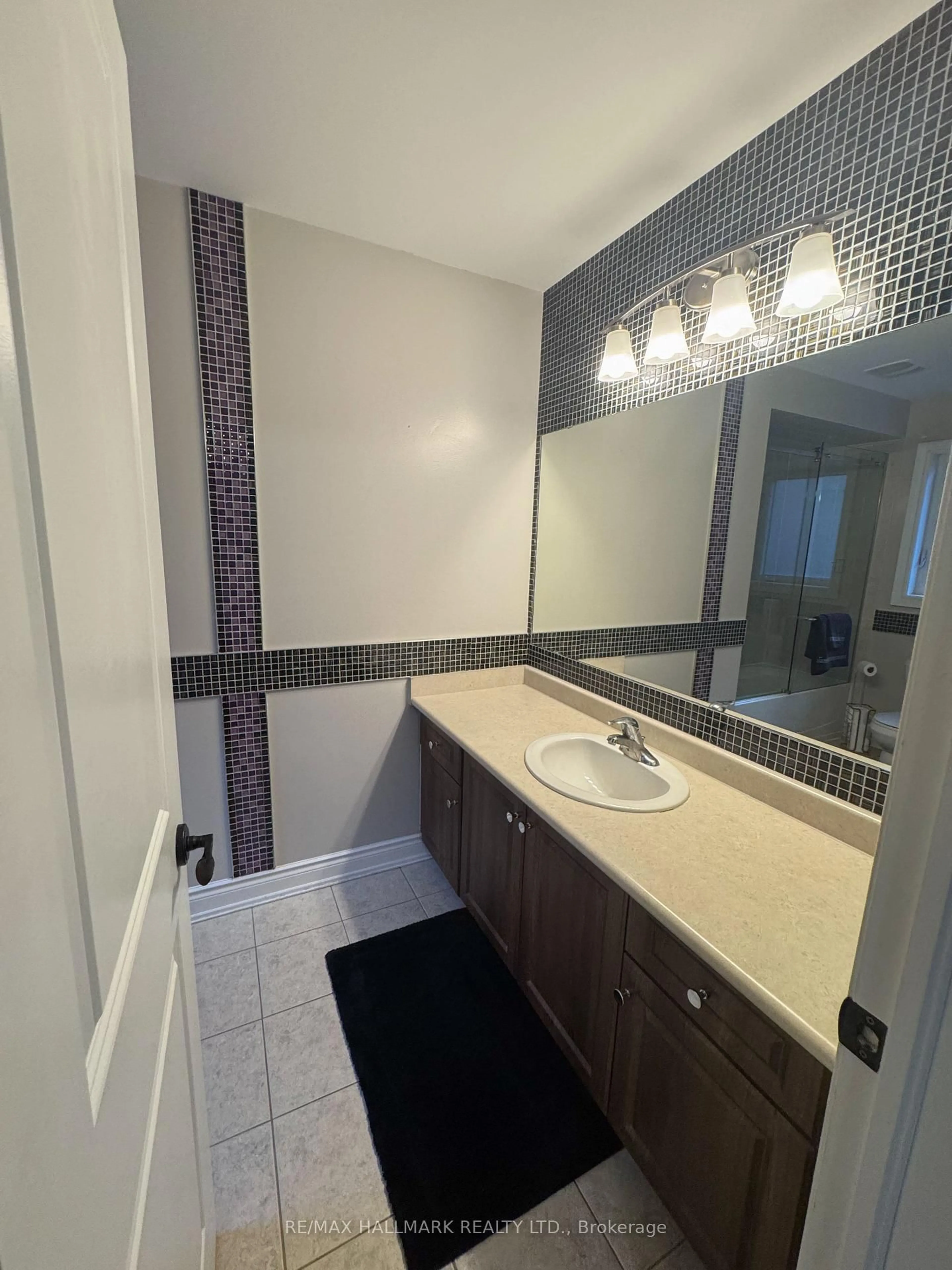 Standard bathroom, ceramic/tile floor for 33 Mckenzie Way, Bradford West Gwillimbury Ontario L3Z 0K1