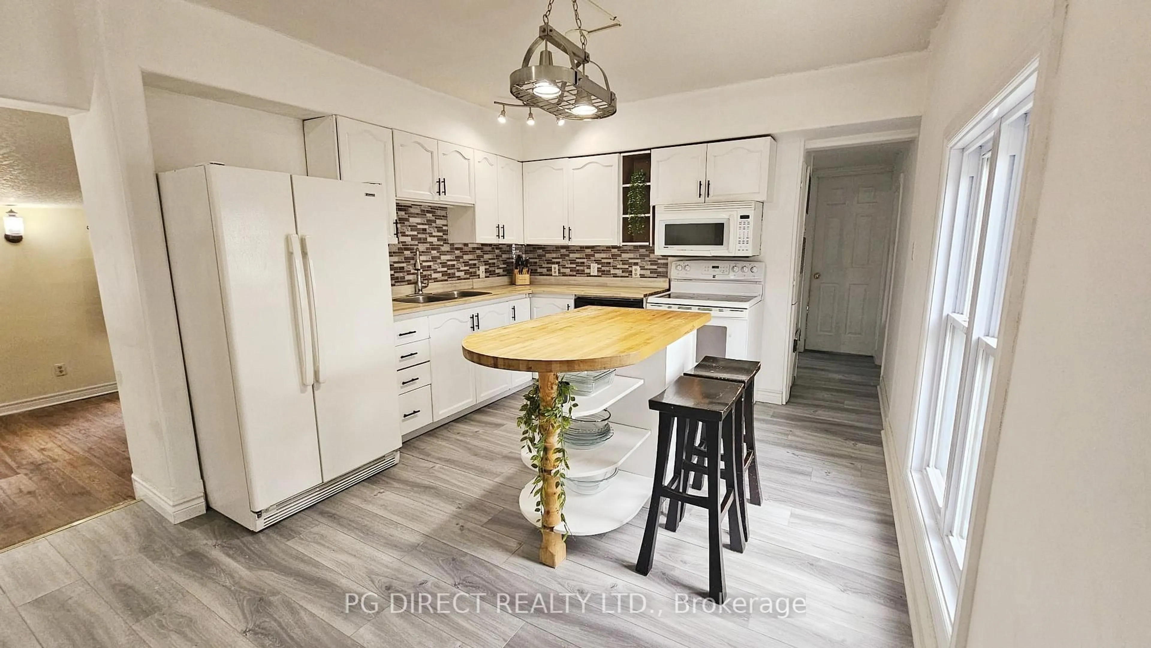 Open concept kitchen, wood/laminate floor for 2 Shamrock Cres, Essa Ontario L3W 0A5