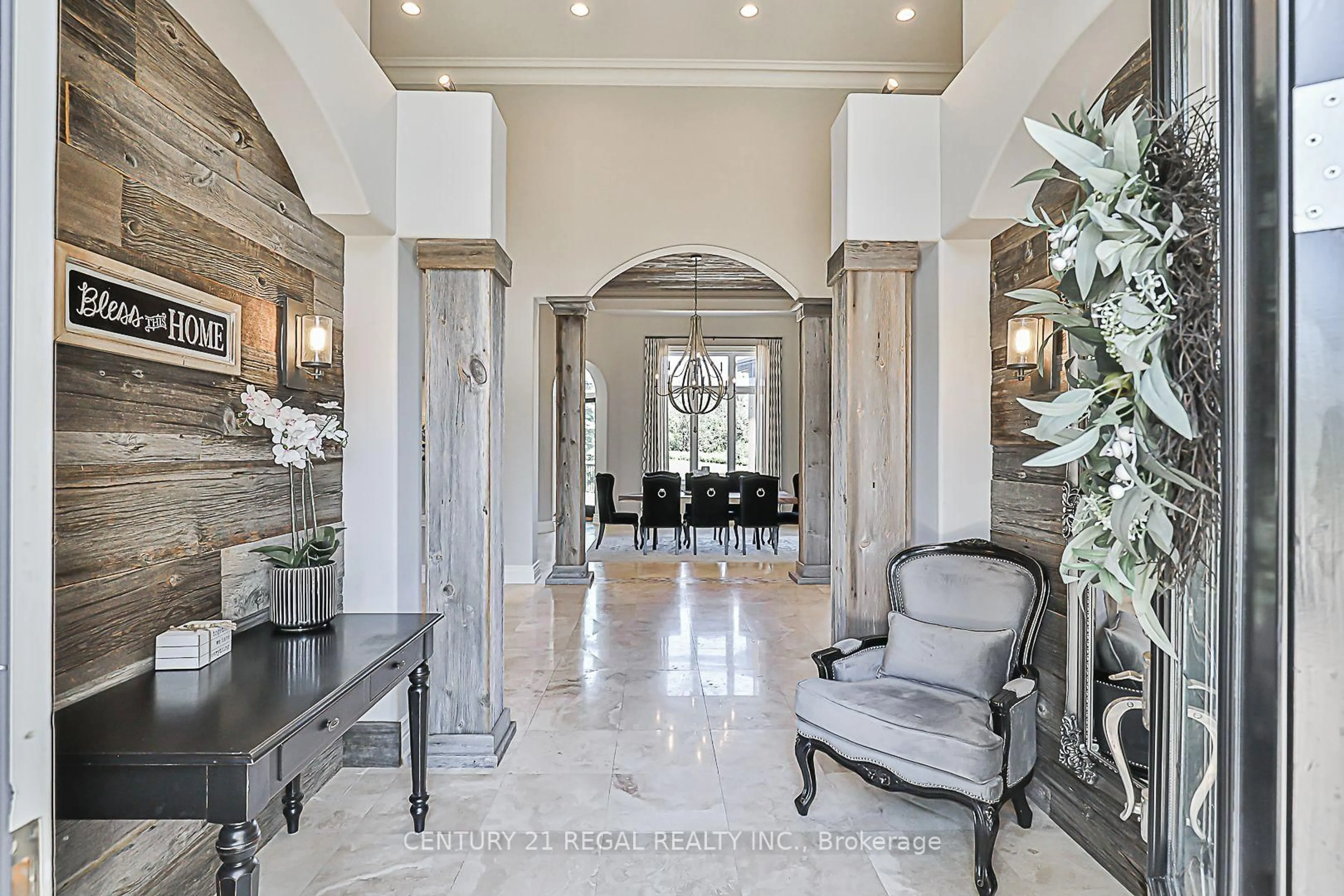 Indoor foyer for 16 Lake Woods Dr, Whitchurch-Stouffville Ontario L4A 1P9