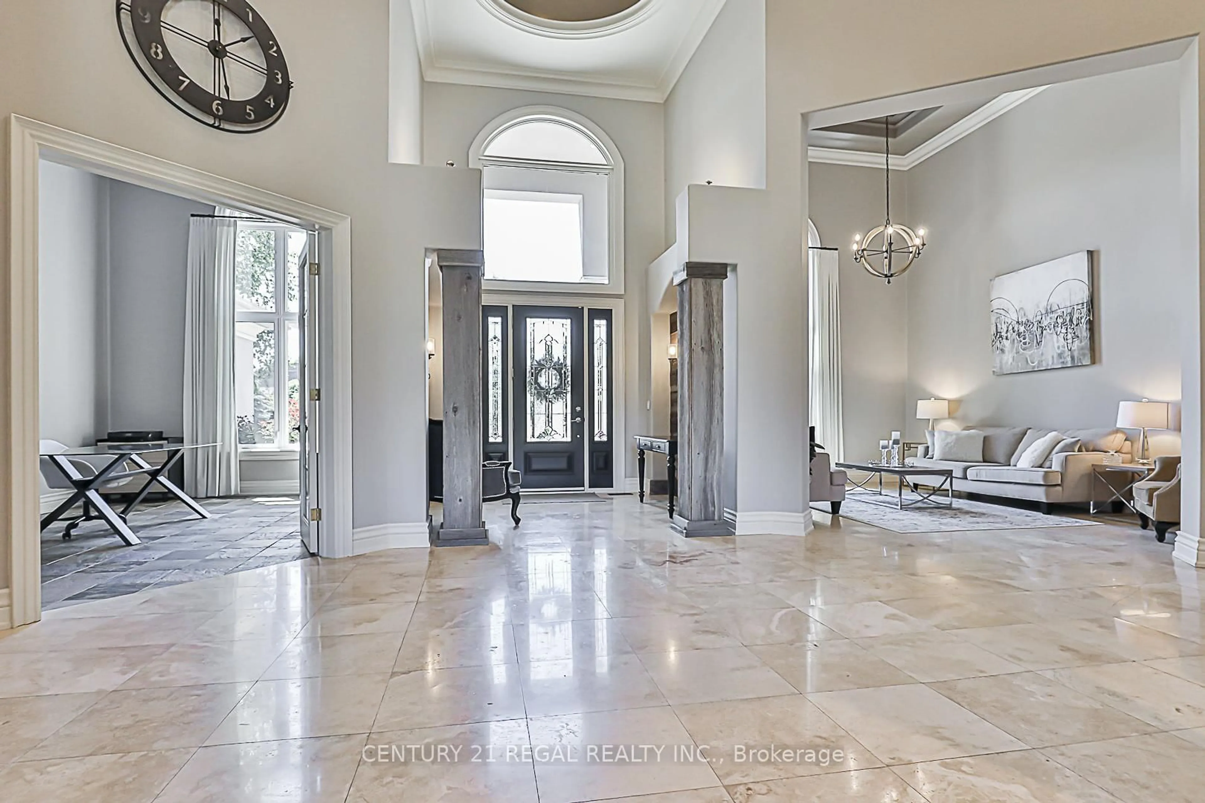 Indoor foyer for 16 Lake Woods Dr, Whitchurch-Stouffville Ontario L4A 1P9
