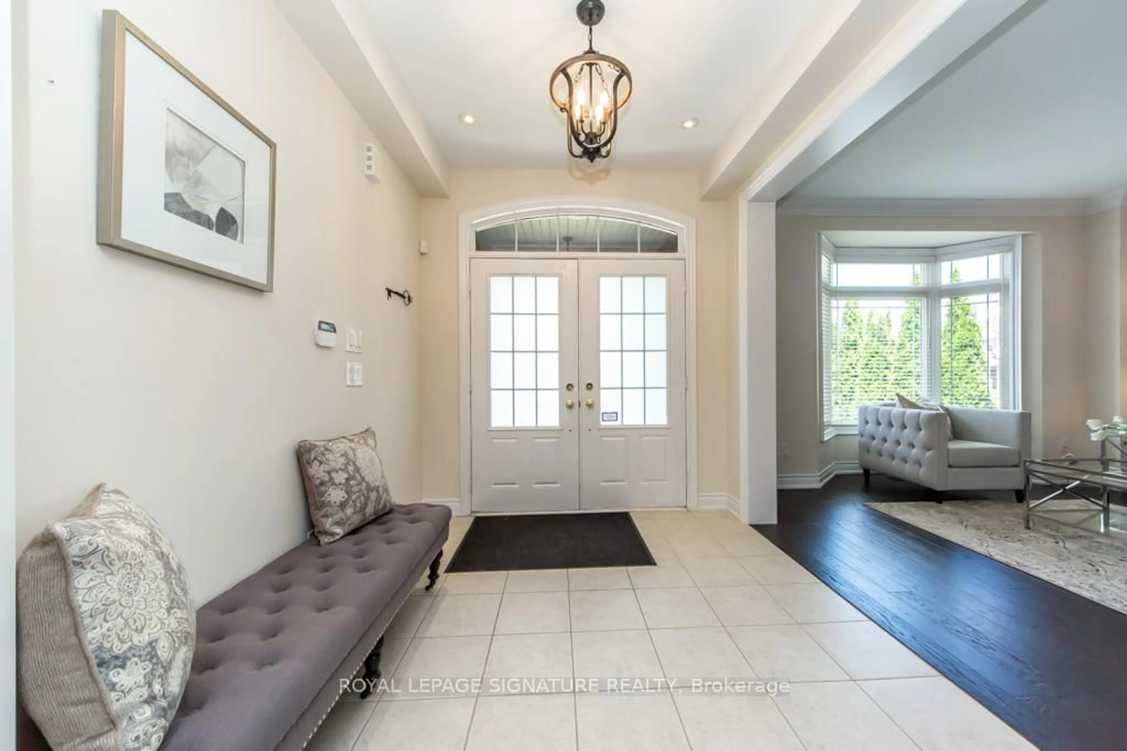 Indoor entryway for 210 Upper Post Rd, Vaughan Ontario L6A 4K1