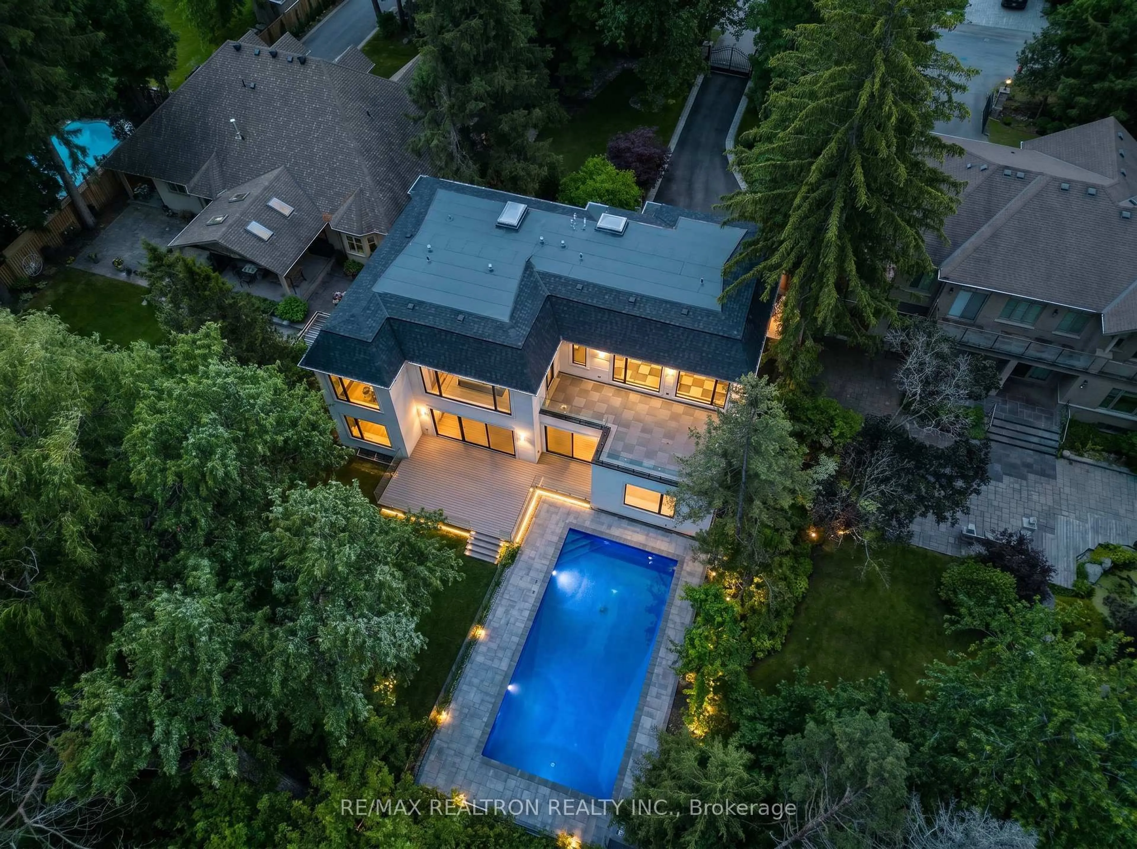 A pic from outside/outdoor area/front of a property/back of a property/a pic from drone, unknown for 41 Sprucewood Dr, Markham Ontario L3T 2P8
