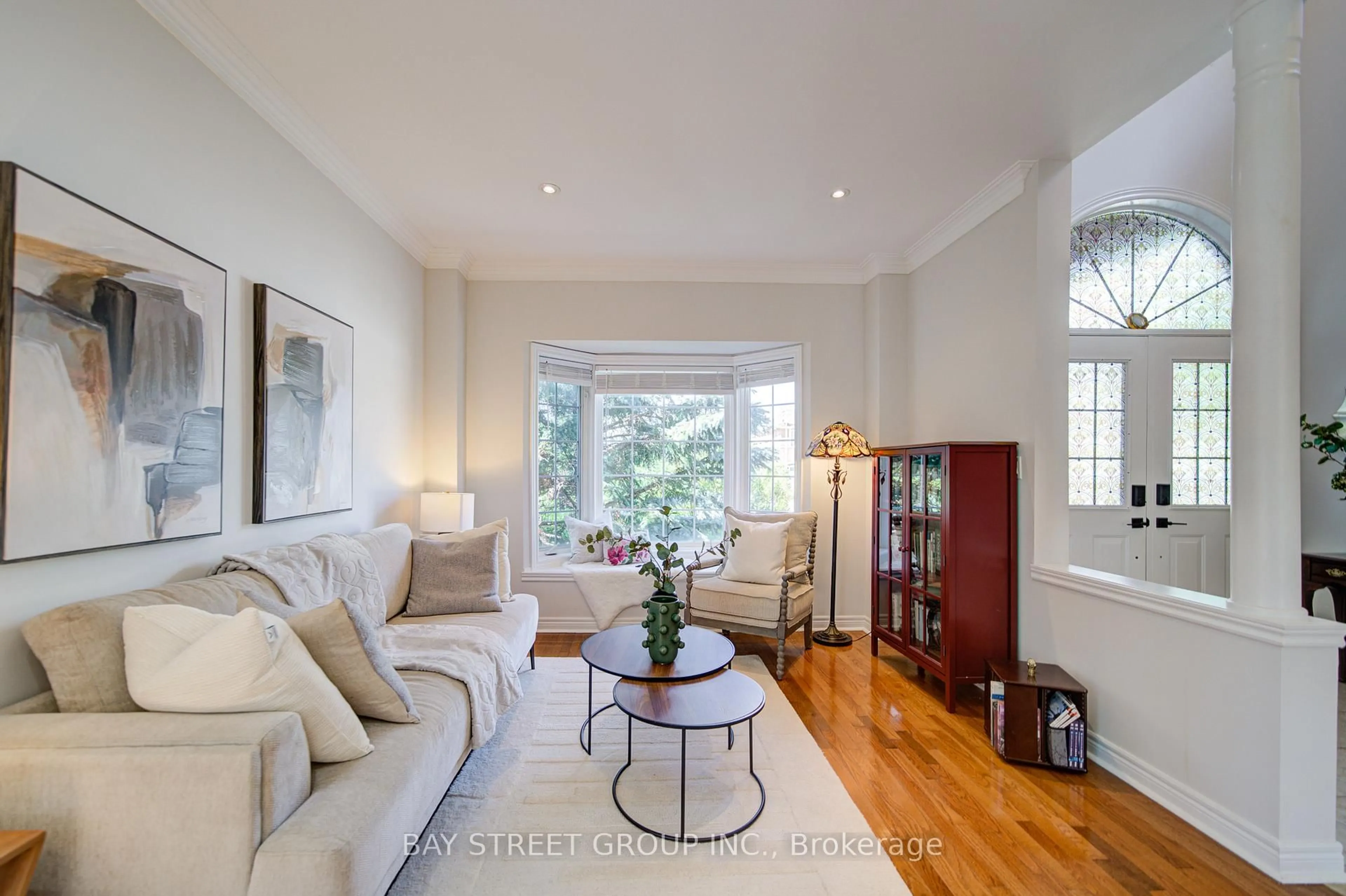 Living room with furniture, wood/laminate floor for 19 Fountain Crt, Richmond Hill Ontario L4S 2K4