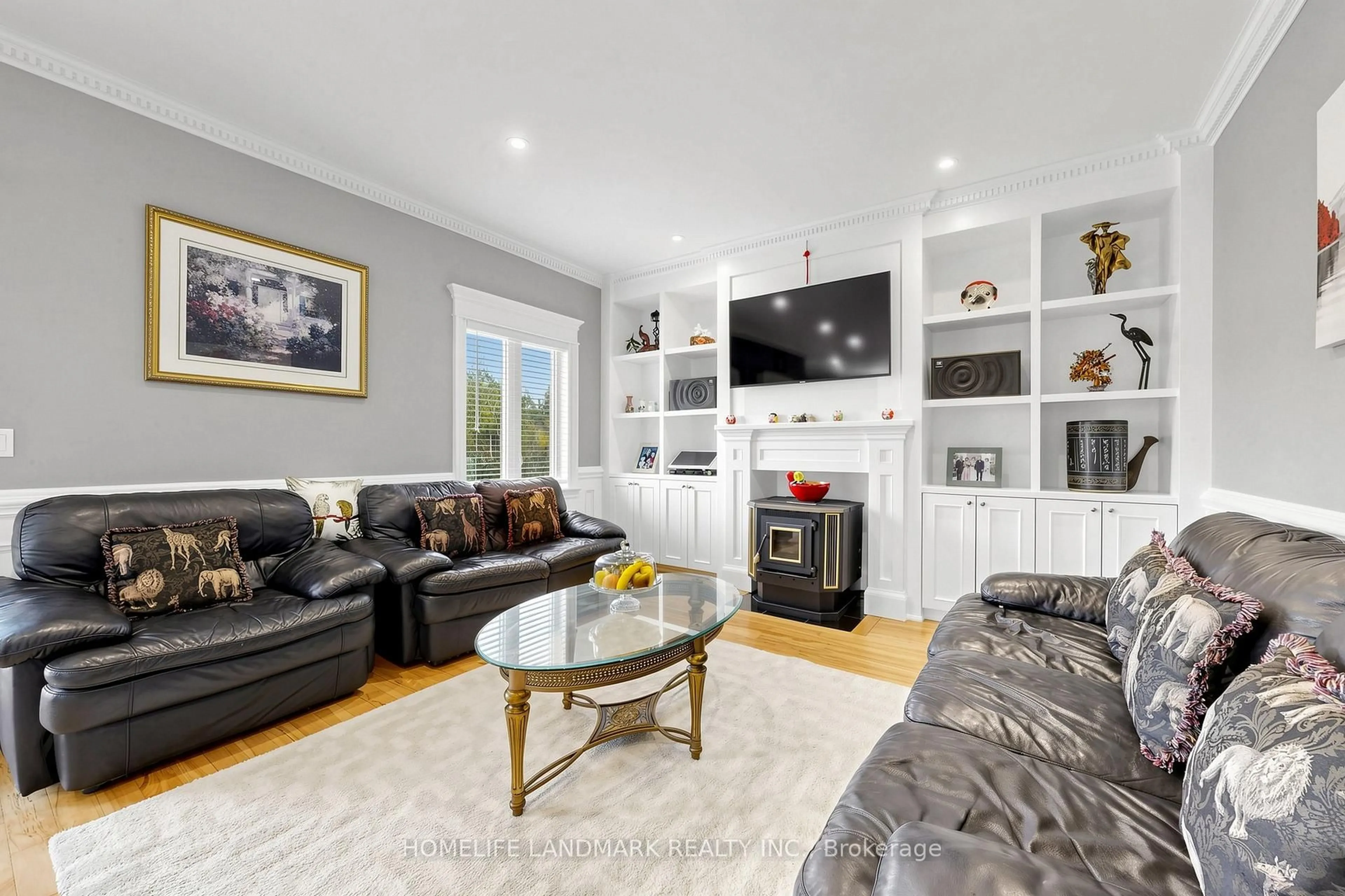 Living room with furniture, unknown for 61 Irving Dr, Georgina Ontario L0E 1N0