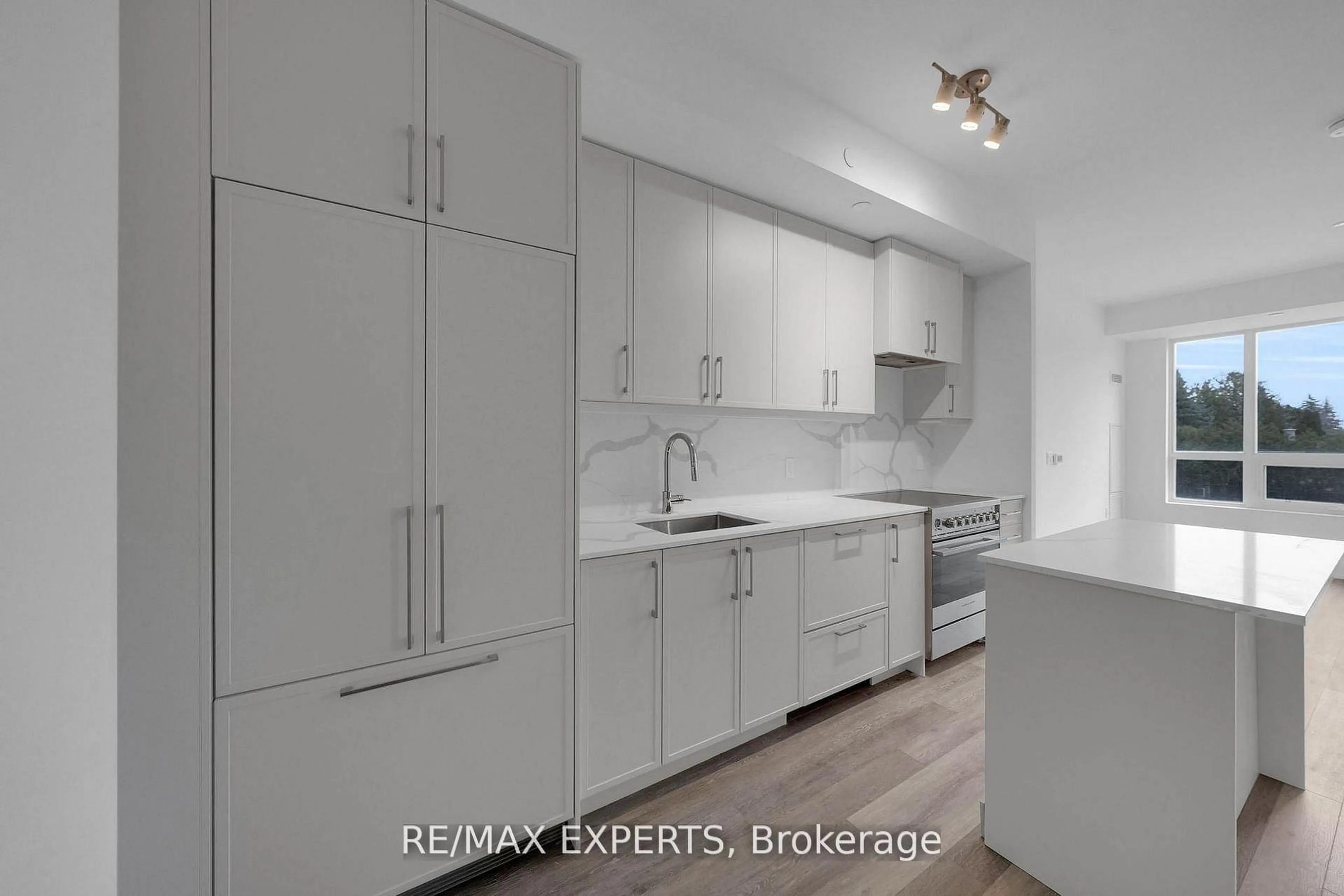 Unknown for 2075 King Rd #203, King Ontario L7B 0R6