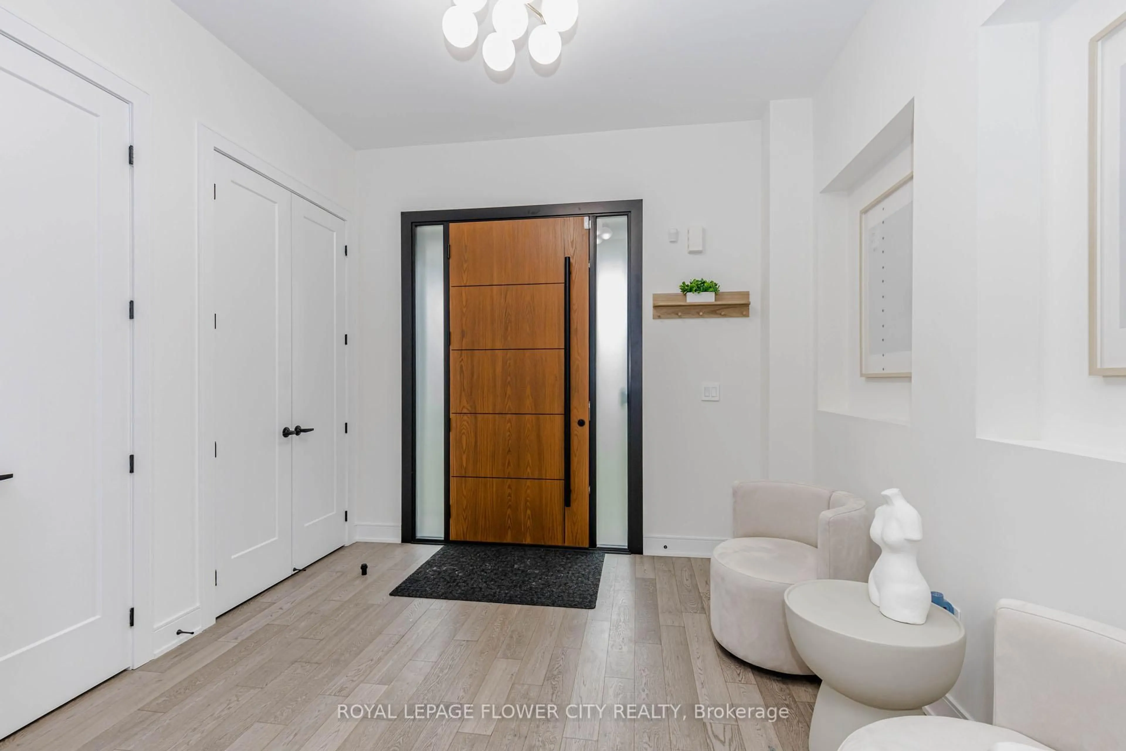 Indoor entryway for 1367 Lawson St, Innisfil Ontario L9S 0N8