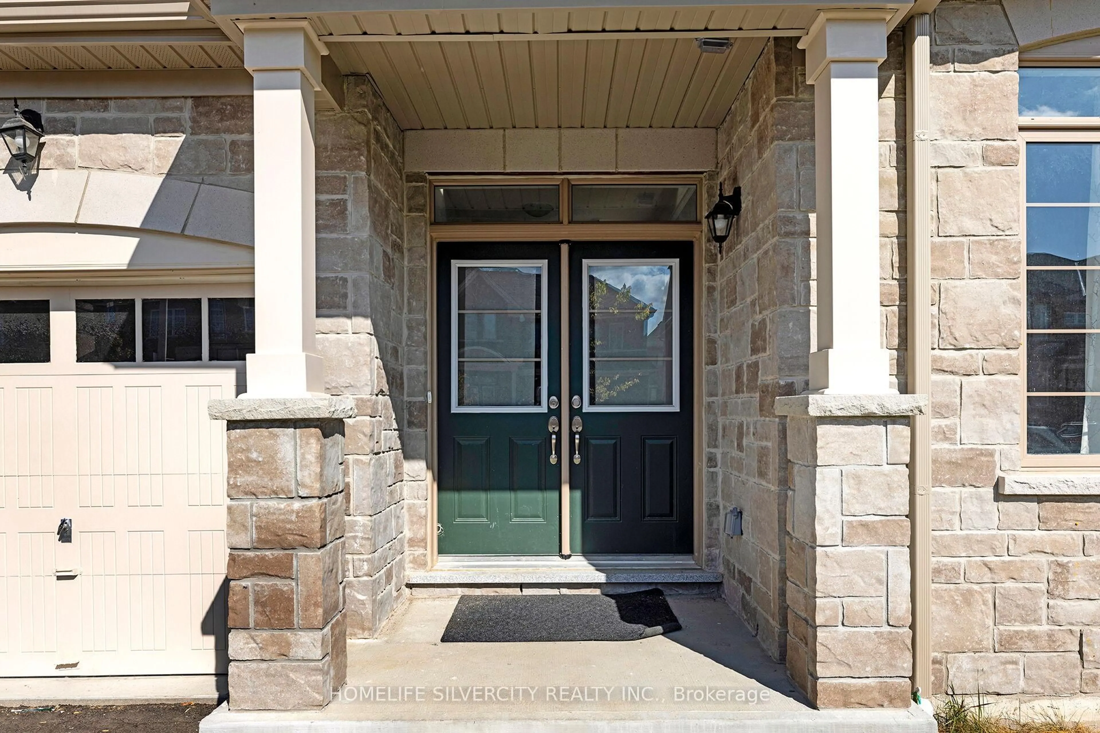 Indoor entryway for 2281 Lozenby St, Innisfil Ontario L9S 0M8