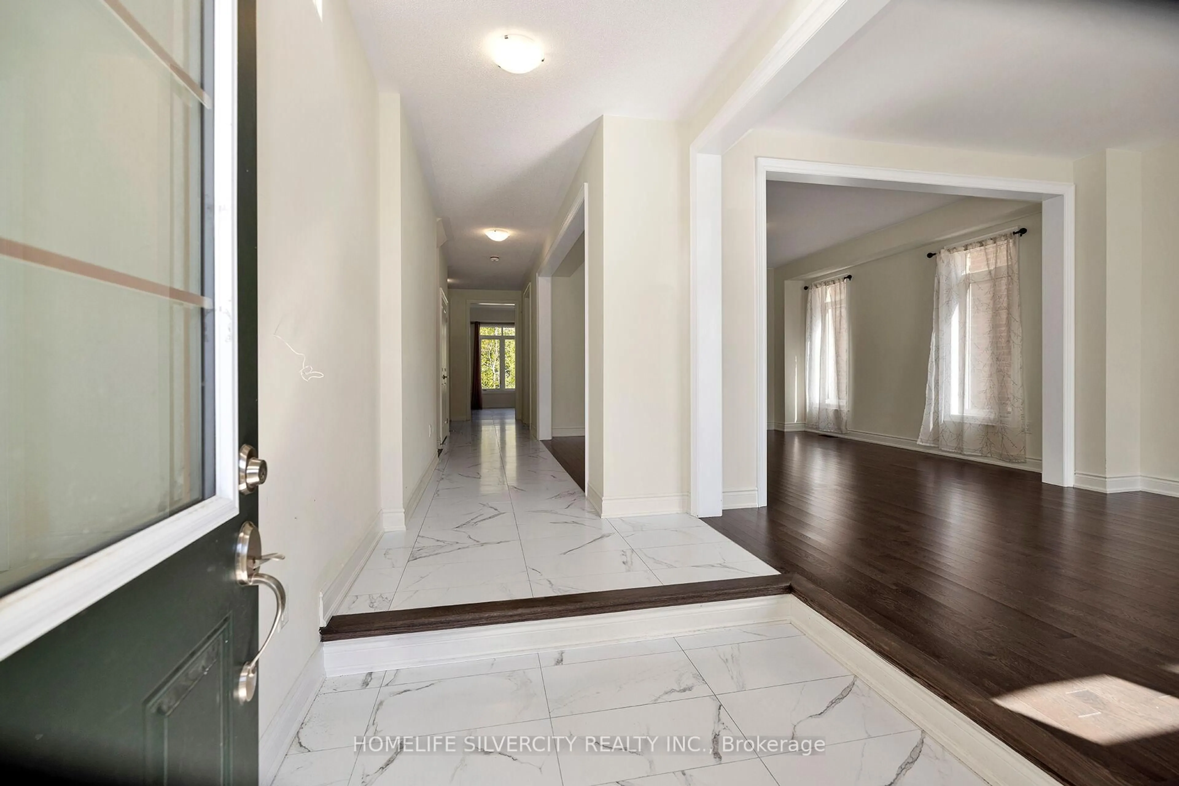 Indoor foyer for 2281 Lozenby St, Innisfil Ontario L9S 0M8