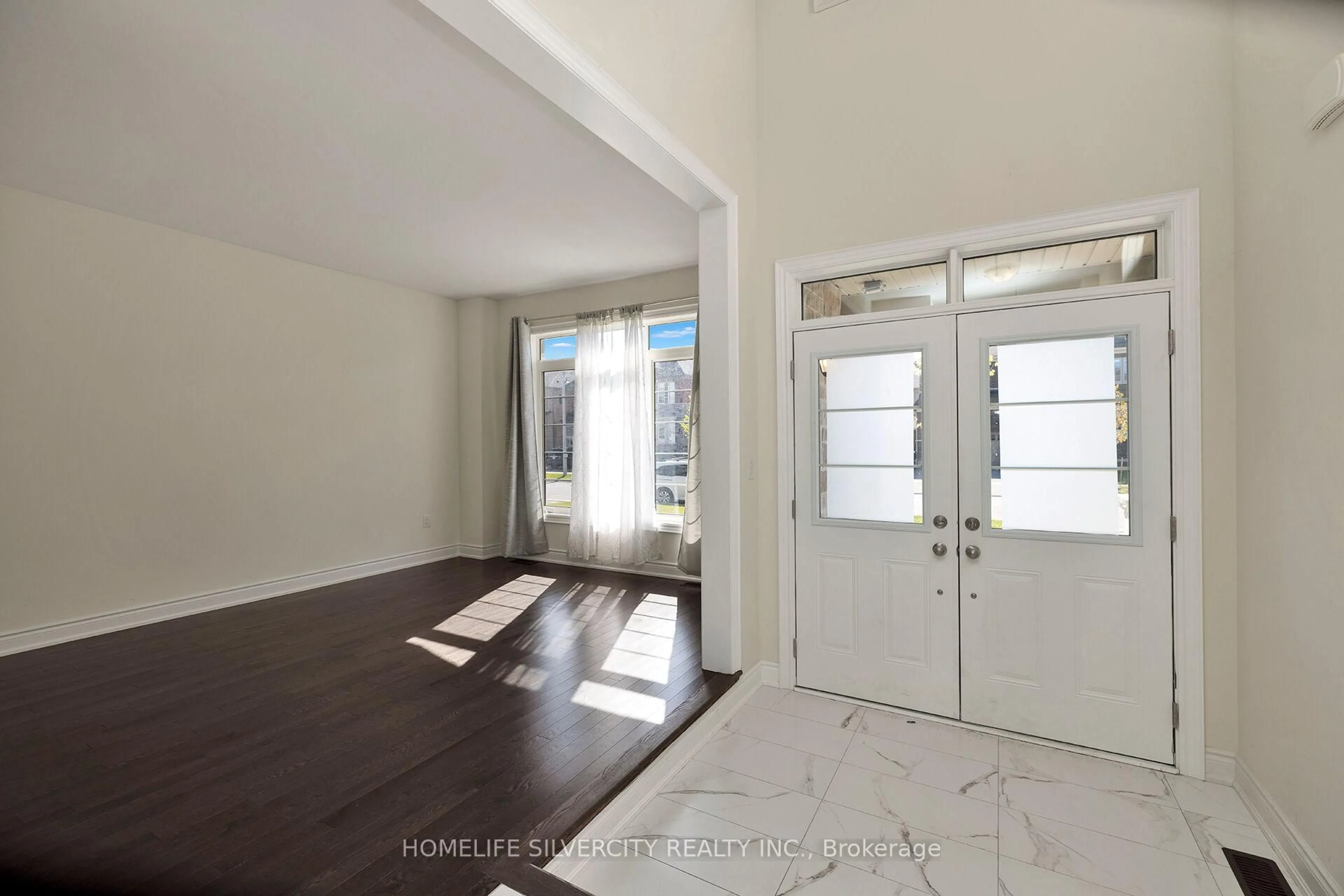 Indoor entryway for 2281 Lozenby St, Innisfil Ontario L9S 0M8