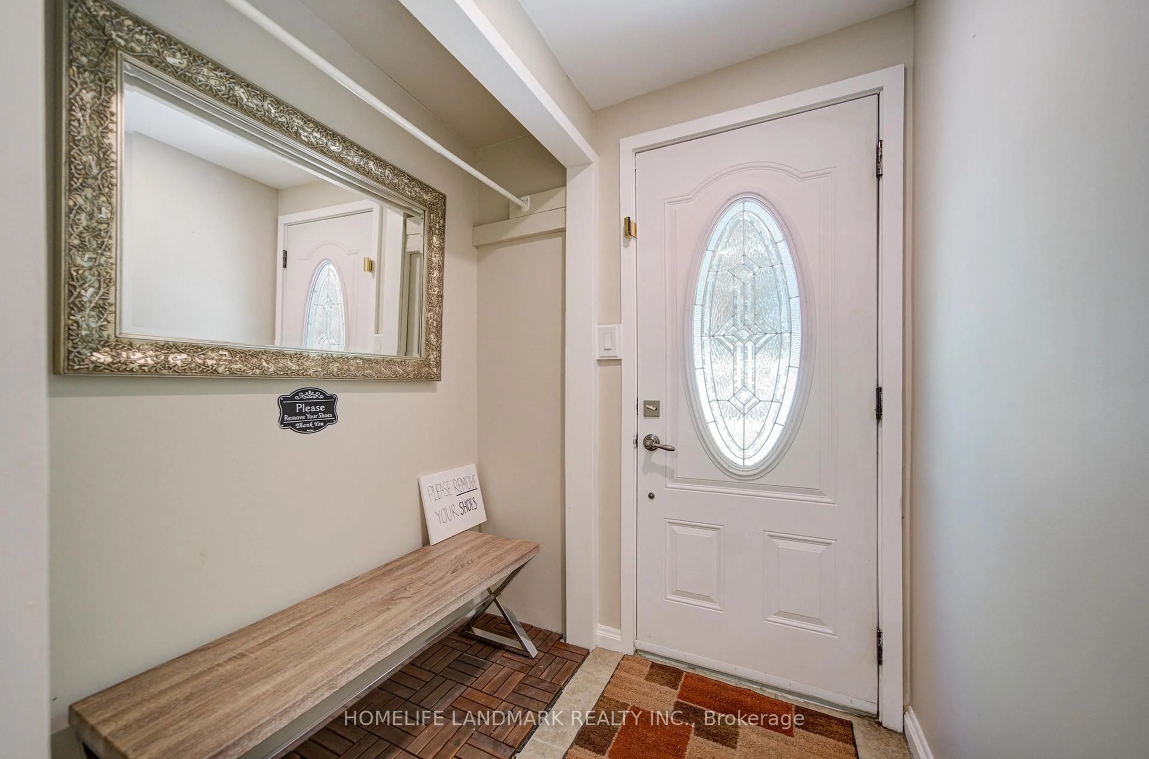 Indoor entryway for 65 Cooks Bay Dr, Georgina Ontario L4P 1L9