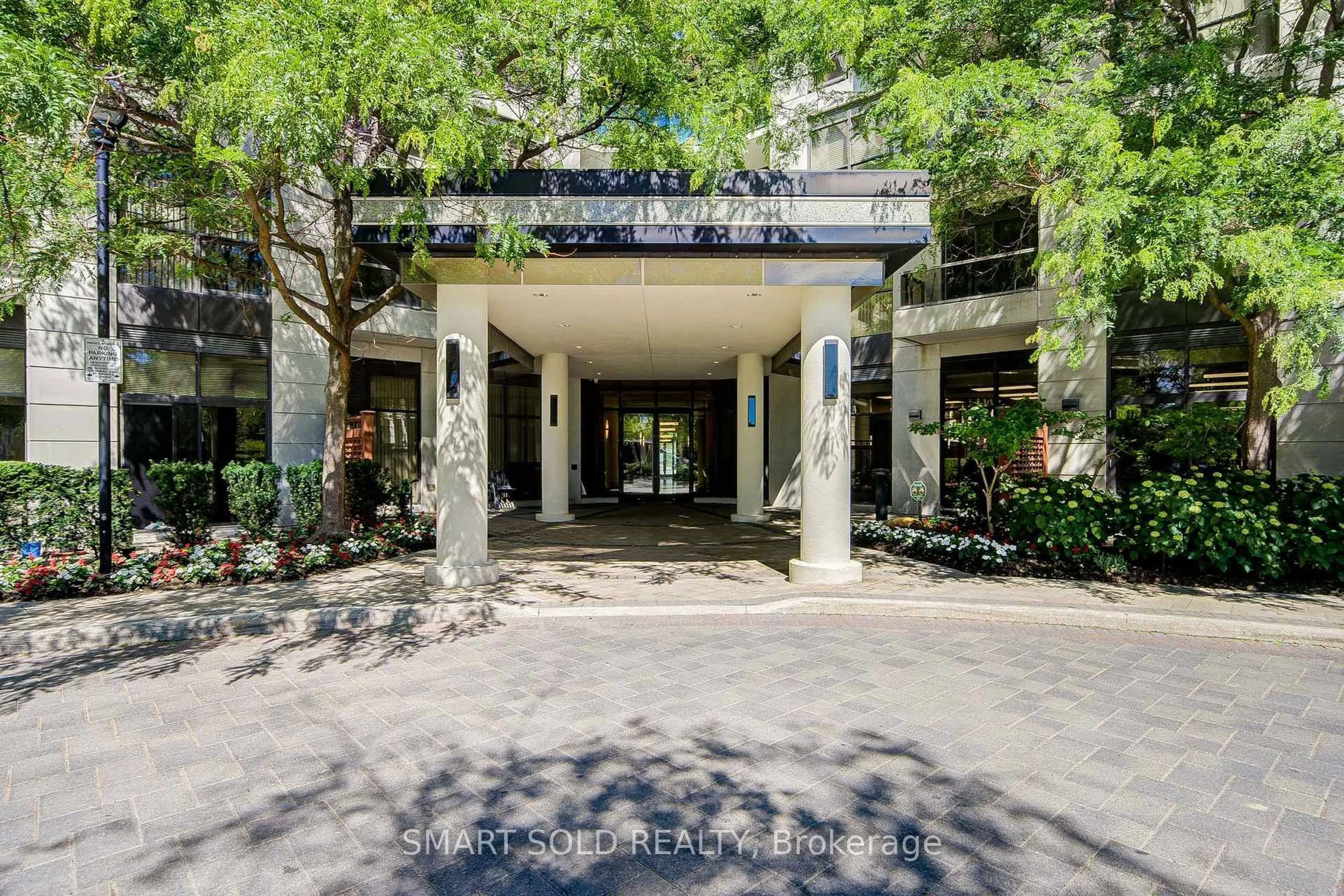 Indoor foyer for 18 Harding Blvd #410, Richmond Hill Ontario L4C 0T3