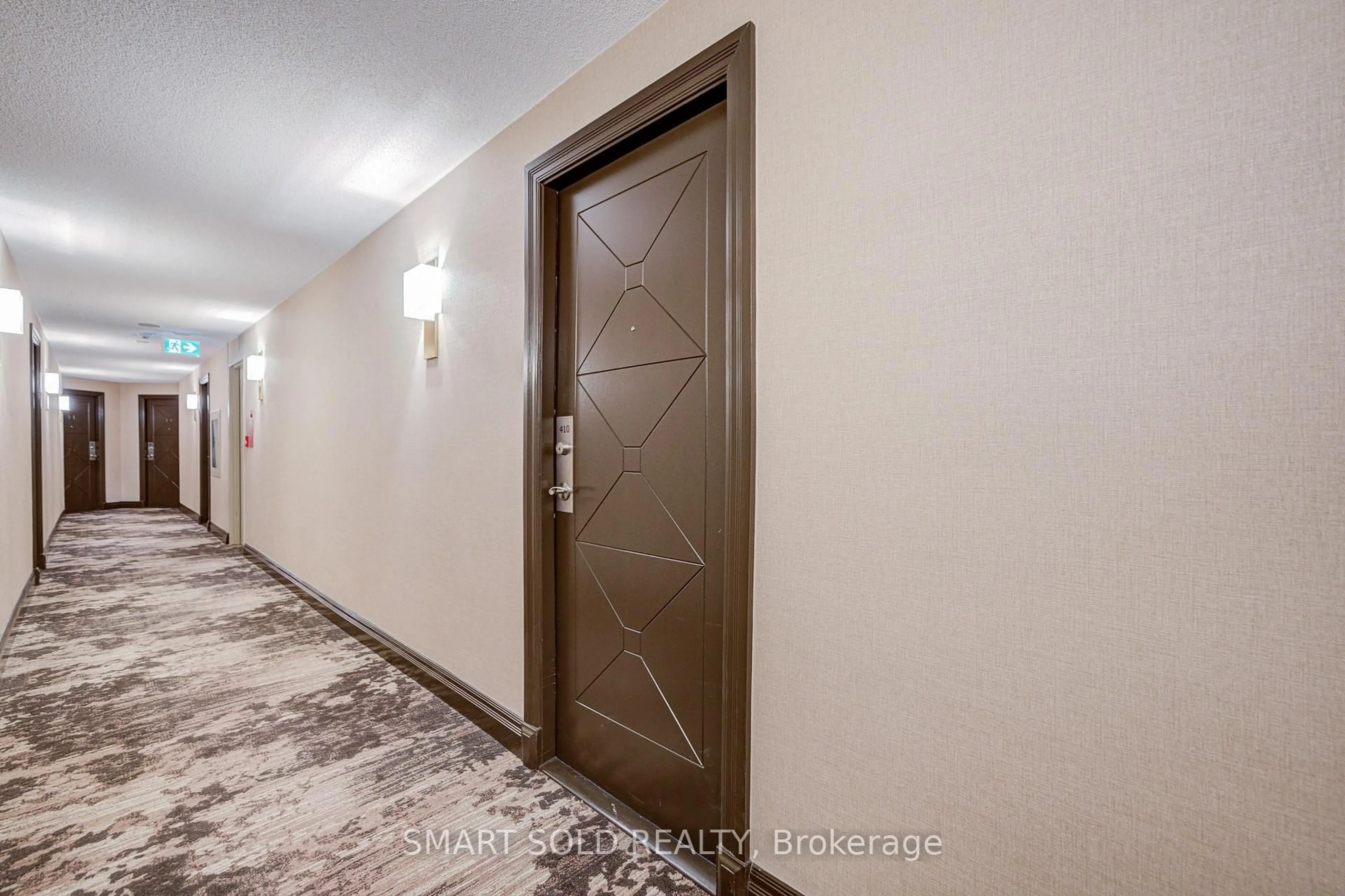 Indoor foyer for 18 Harding Blvd #410, Richmond Hill Ontario L4C 0T3