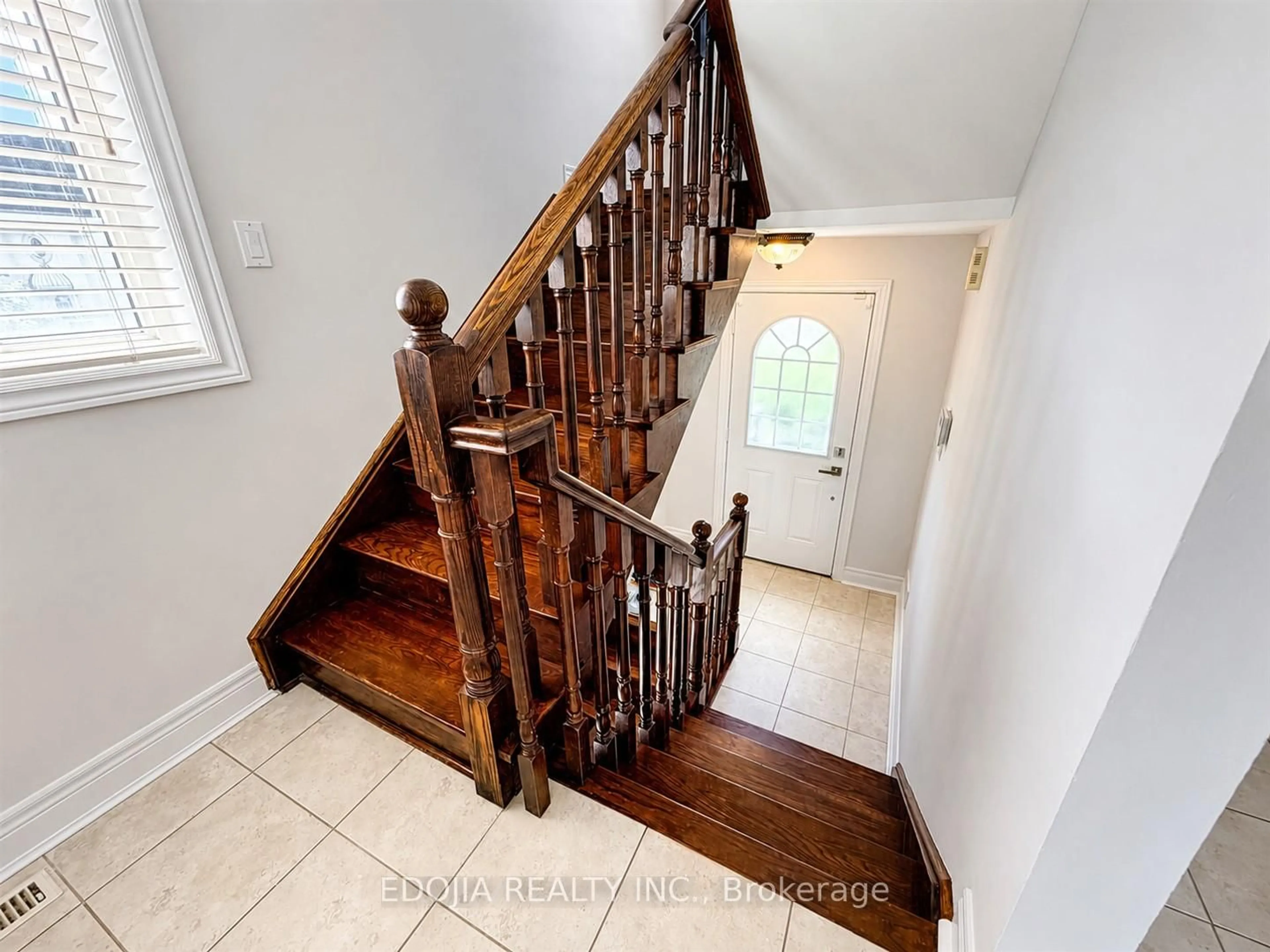 Stairs for 215 16th Ave #14, Richmond Hill Ontario L4C 0T8
