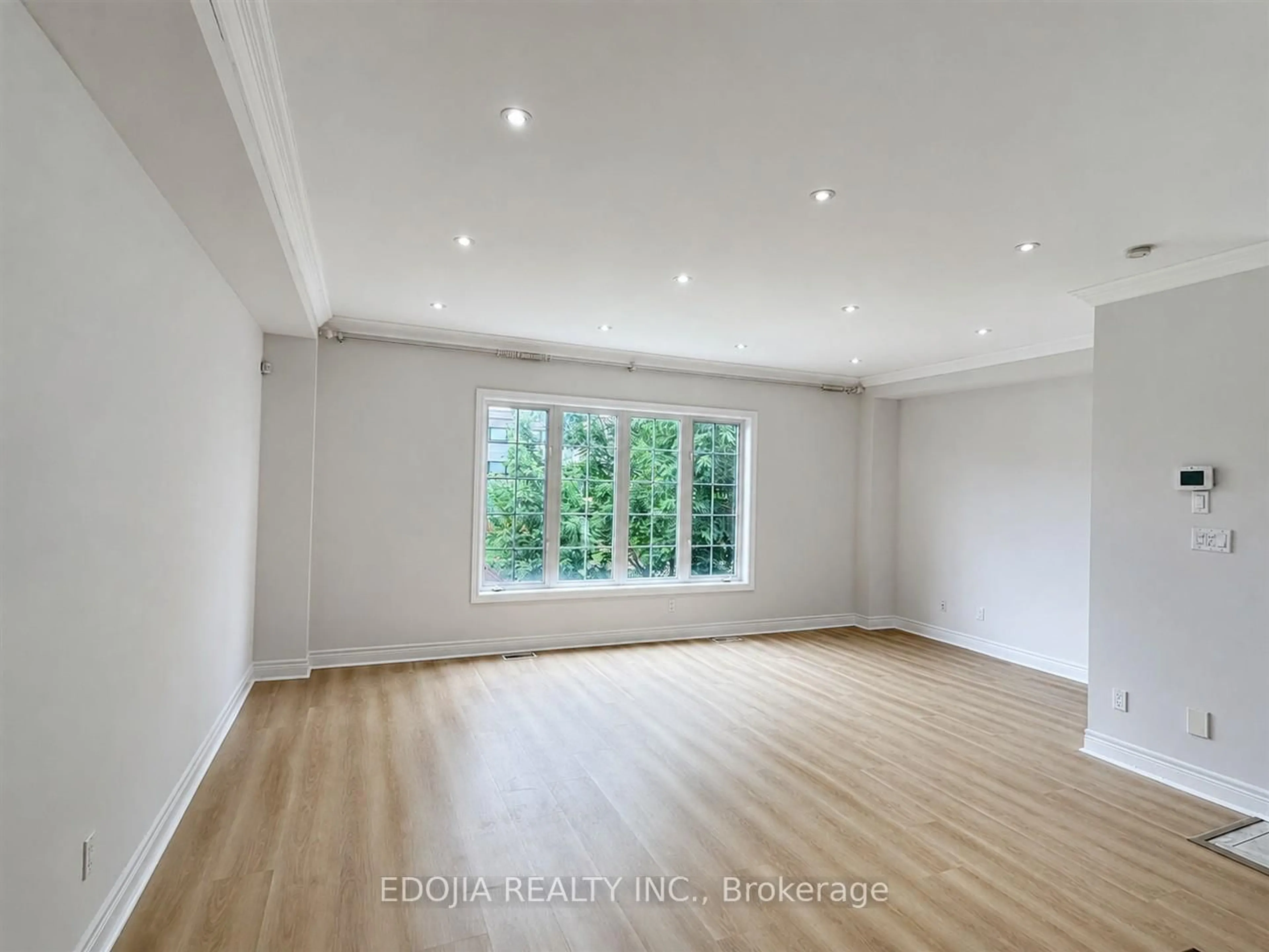 A pic of a room for 215 16th Ave #14, Richmond Hill Ontario L4C 0T8