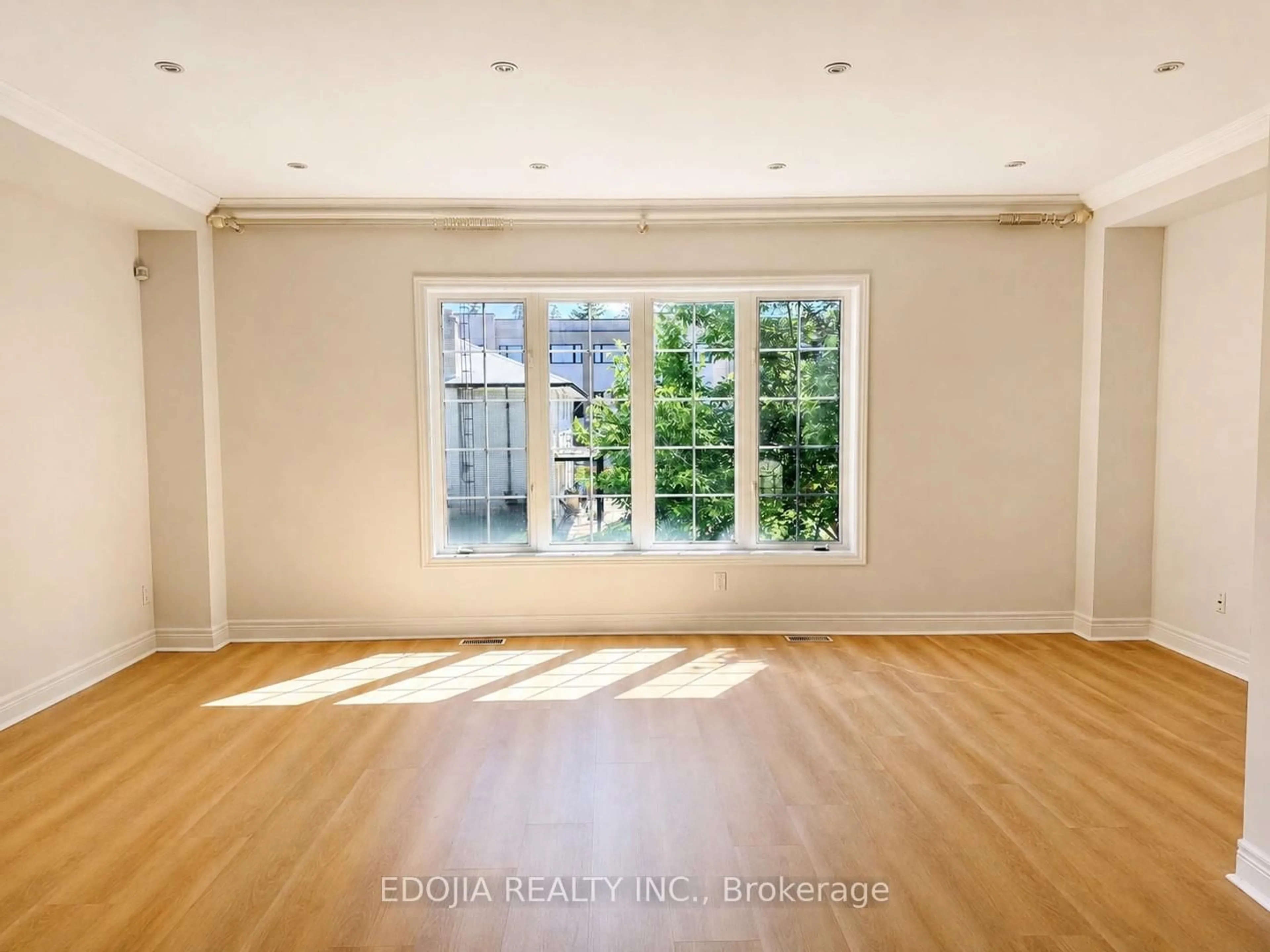 A pic of a room for 215 16th Ave #14, Richmond Hill Ontario L4C 0T8