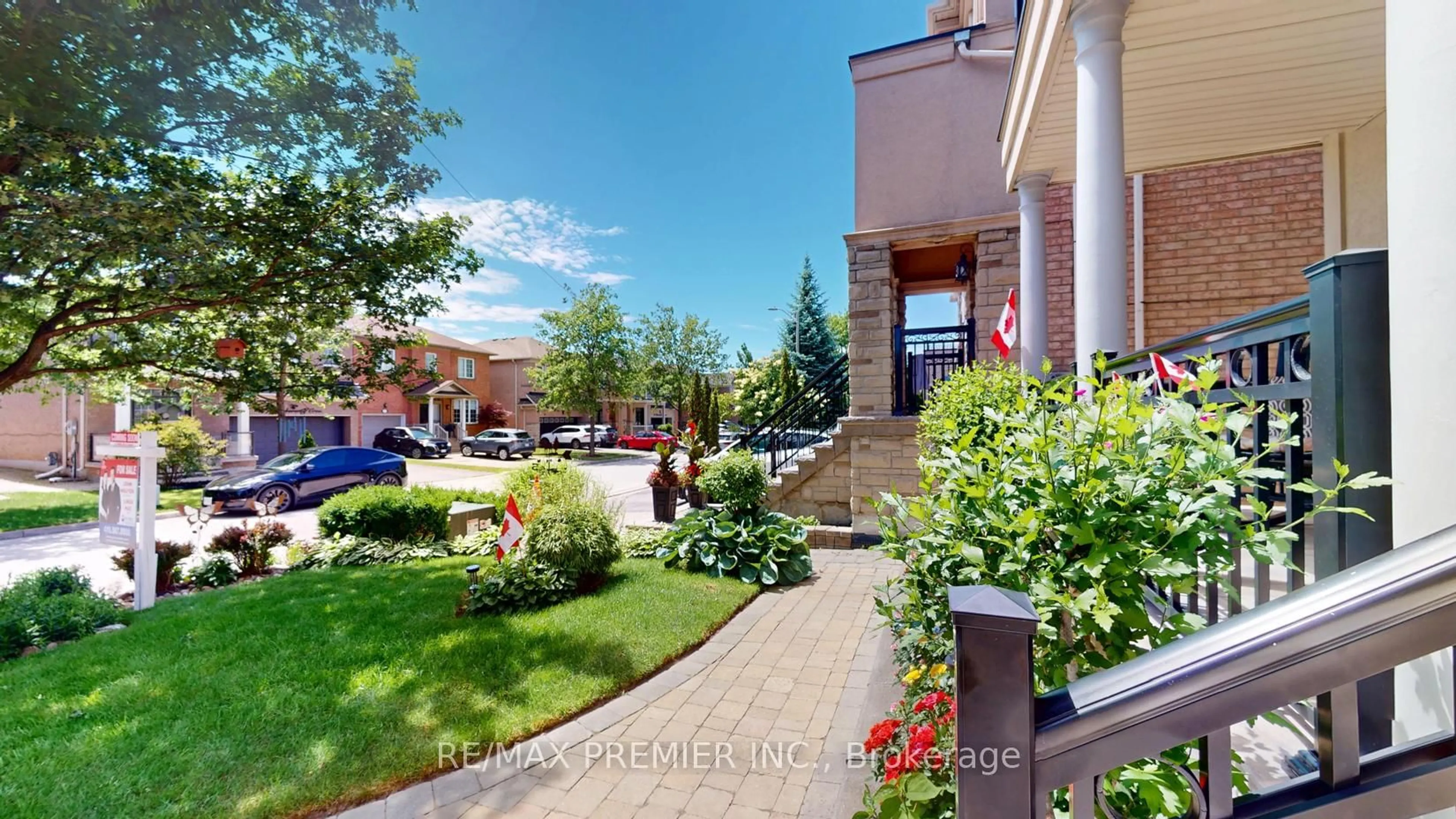 Patio, street for 32 Timberwolf Cres, Vaughan Ontario L4H 2W2