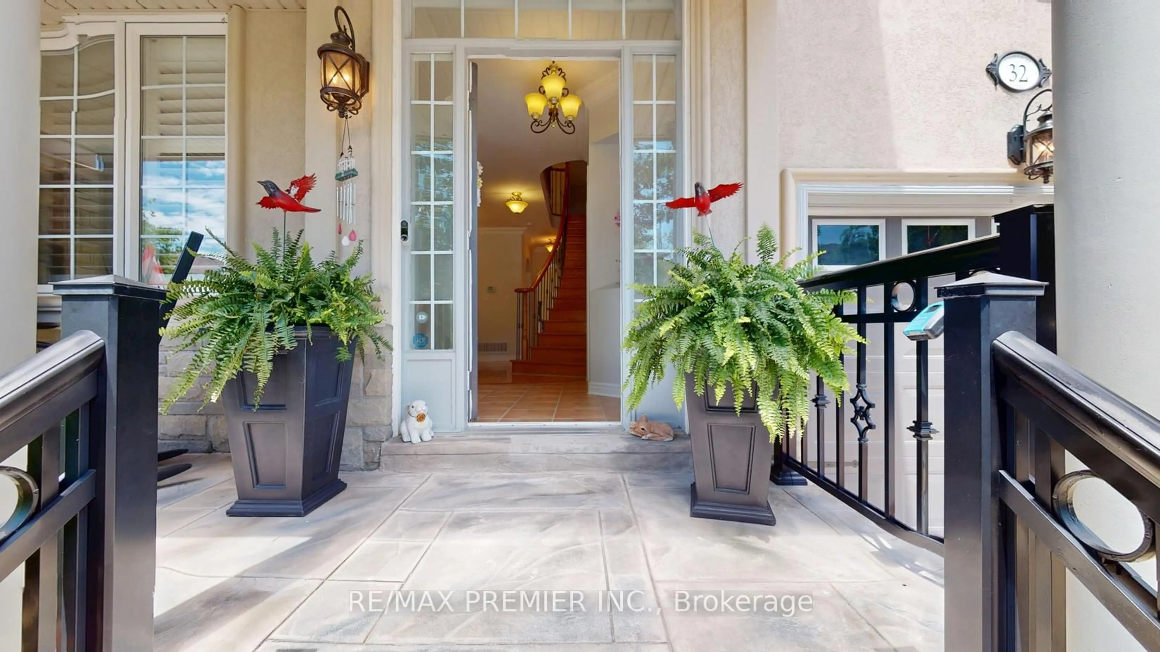 Indoor entryway for 32 Timberwolf Cres, Vaughan Ontario L4H 2W2