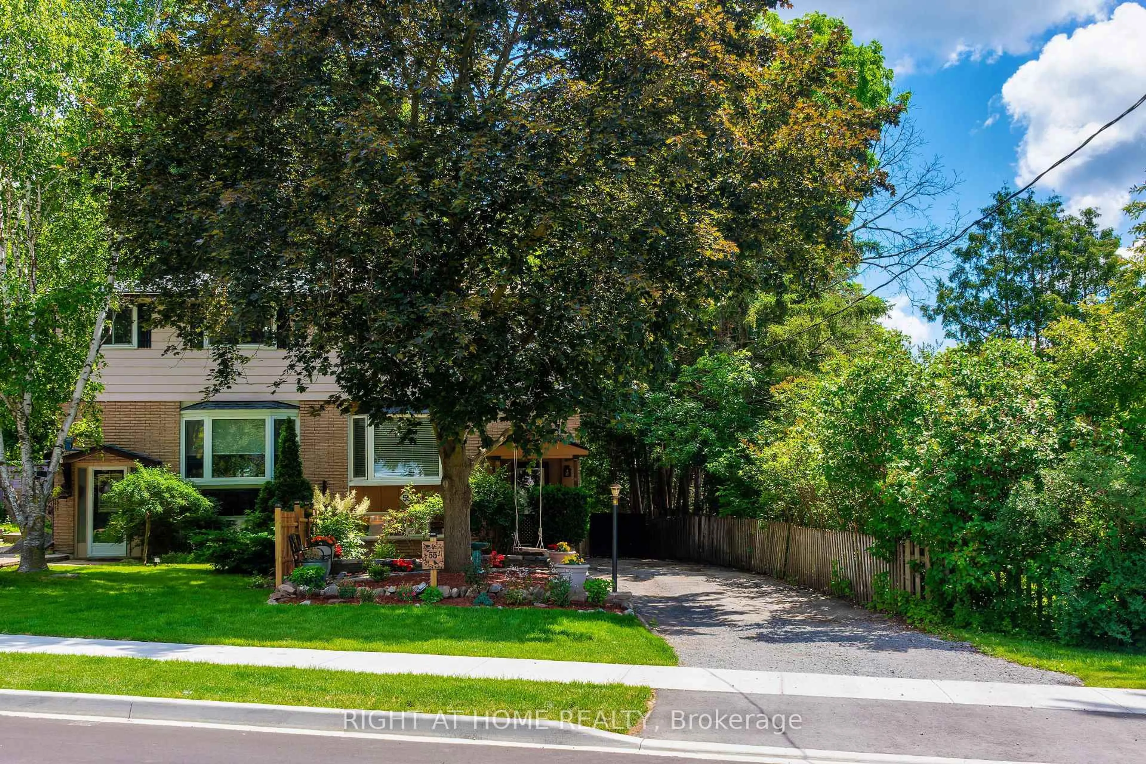 A pic from outside/outdoor area/front of a property/back of a property/a pic from drone, street for 55 Hillview Dr, Newmarket Ontario L3Y 4H8