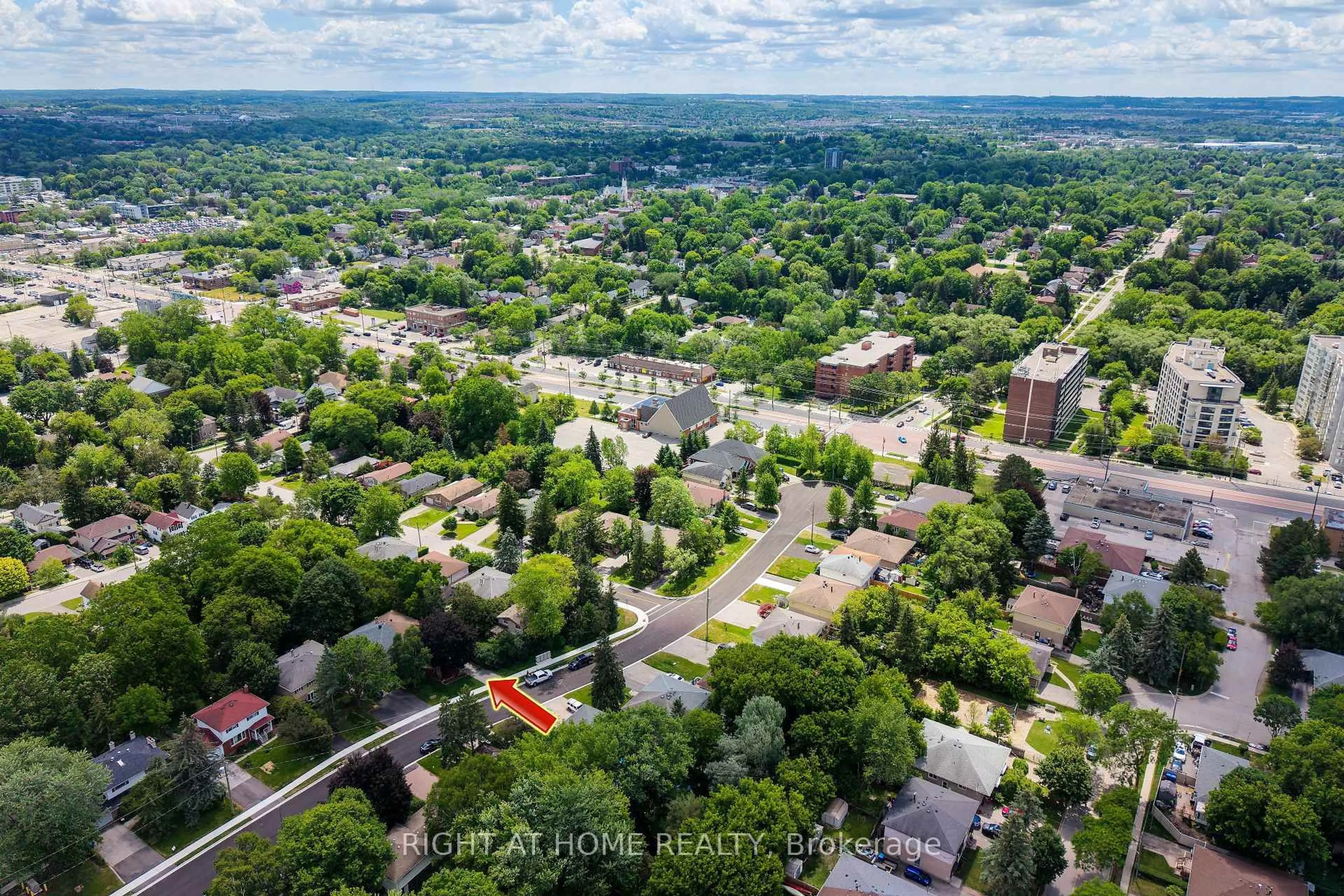 A pic from outside/outdoor area/front of a property/back of a property/a pic from drone, city buildings view from balcony for 55 Hillview Dr, Newmarket Ontario L3Y 4H8