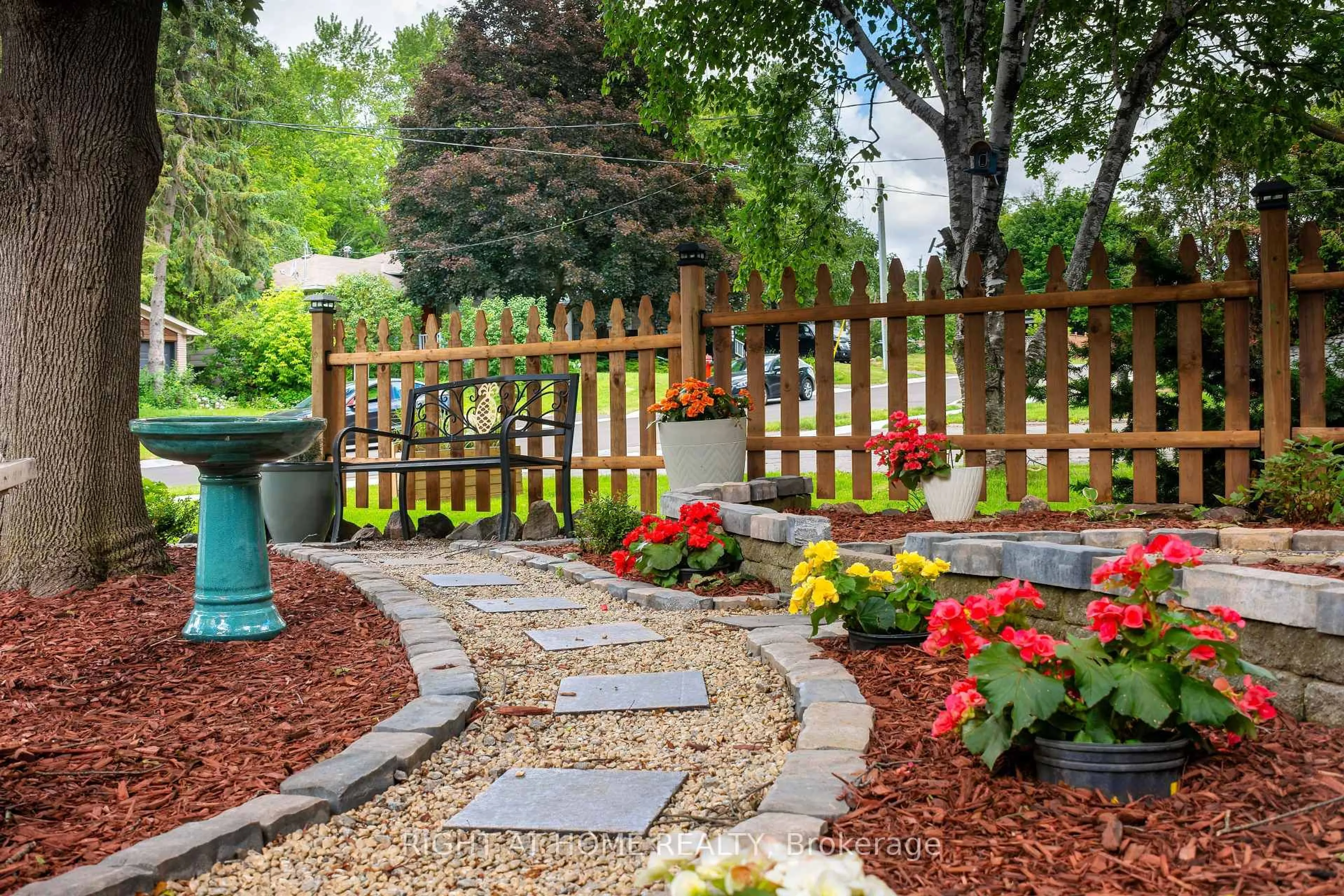 Patio, street for 55 Hillview Dr, Newmarket Ontario L3Y 4H8