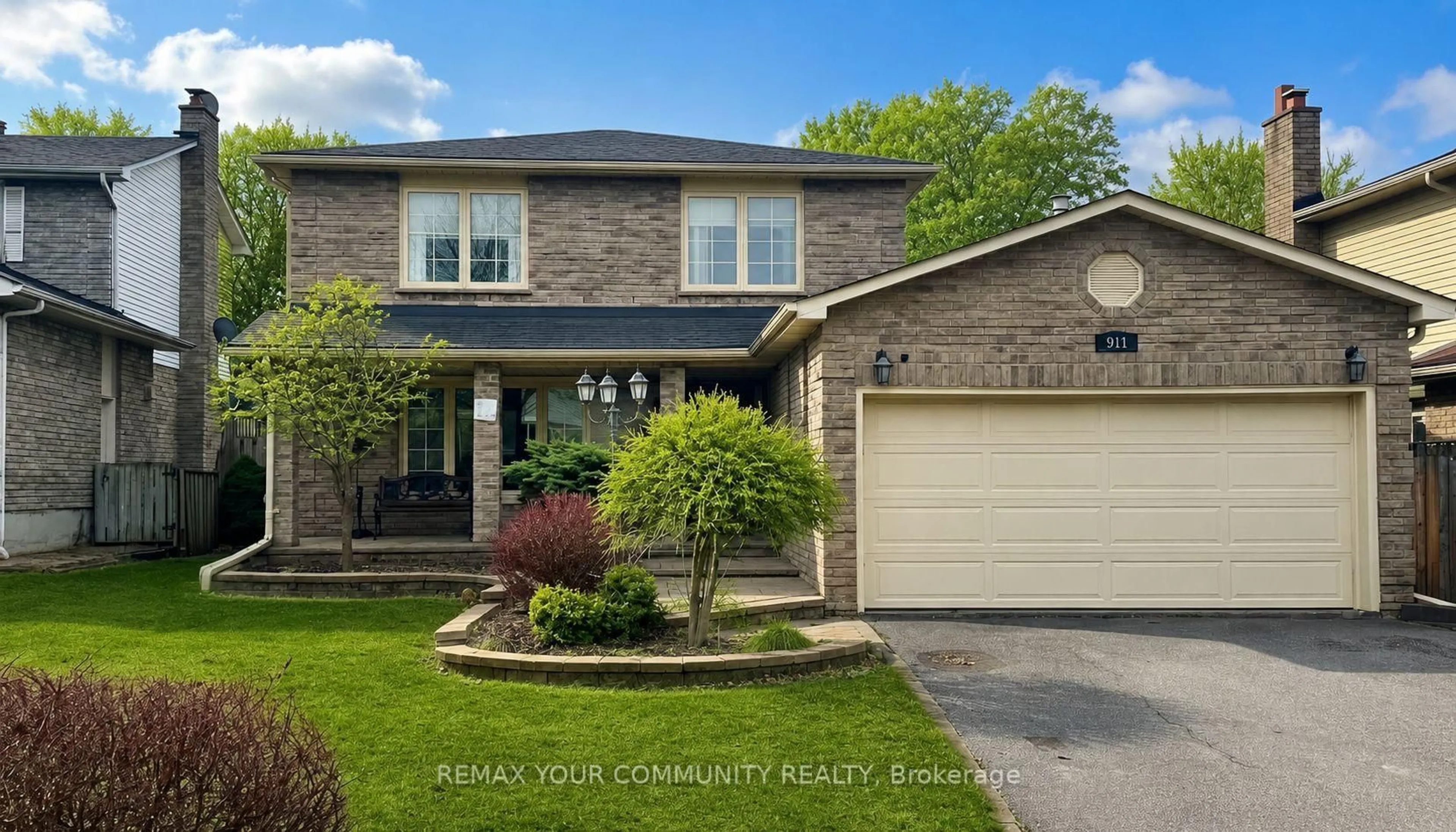 Home with brick exterior material, street for 911 Ferndale Cres, Newmarket Ontario L3Y 6B6