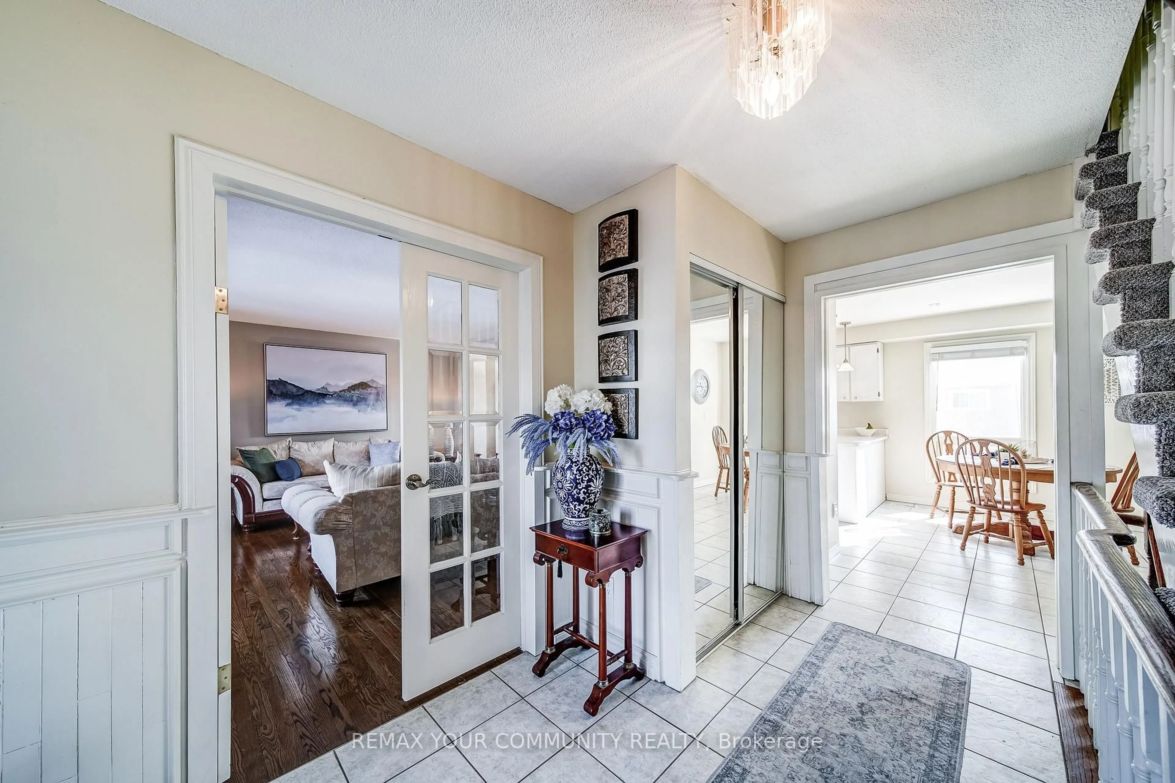 Indoor entryway for 911 Ferndale Cres, Newmarket Ontario L3Y 6B6