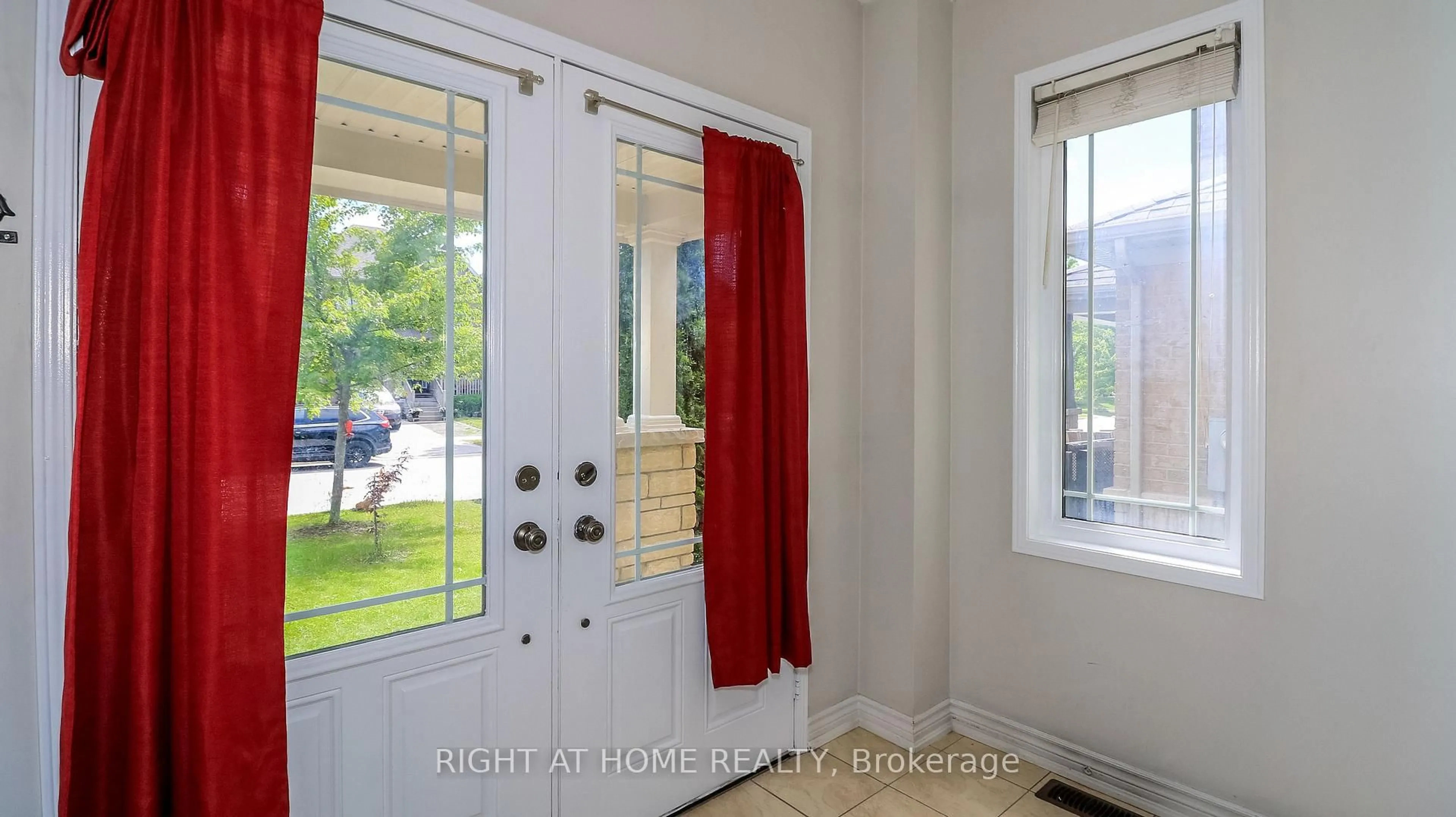 Indoor entryway for 8 Cherry Lane, New Tecumseth Ontario L9R 0M1