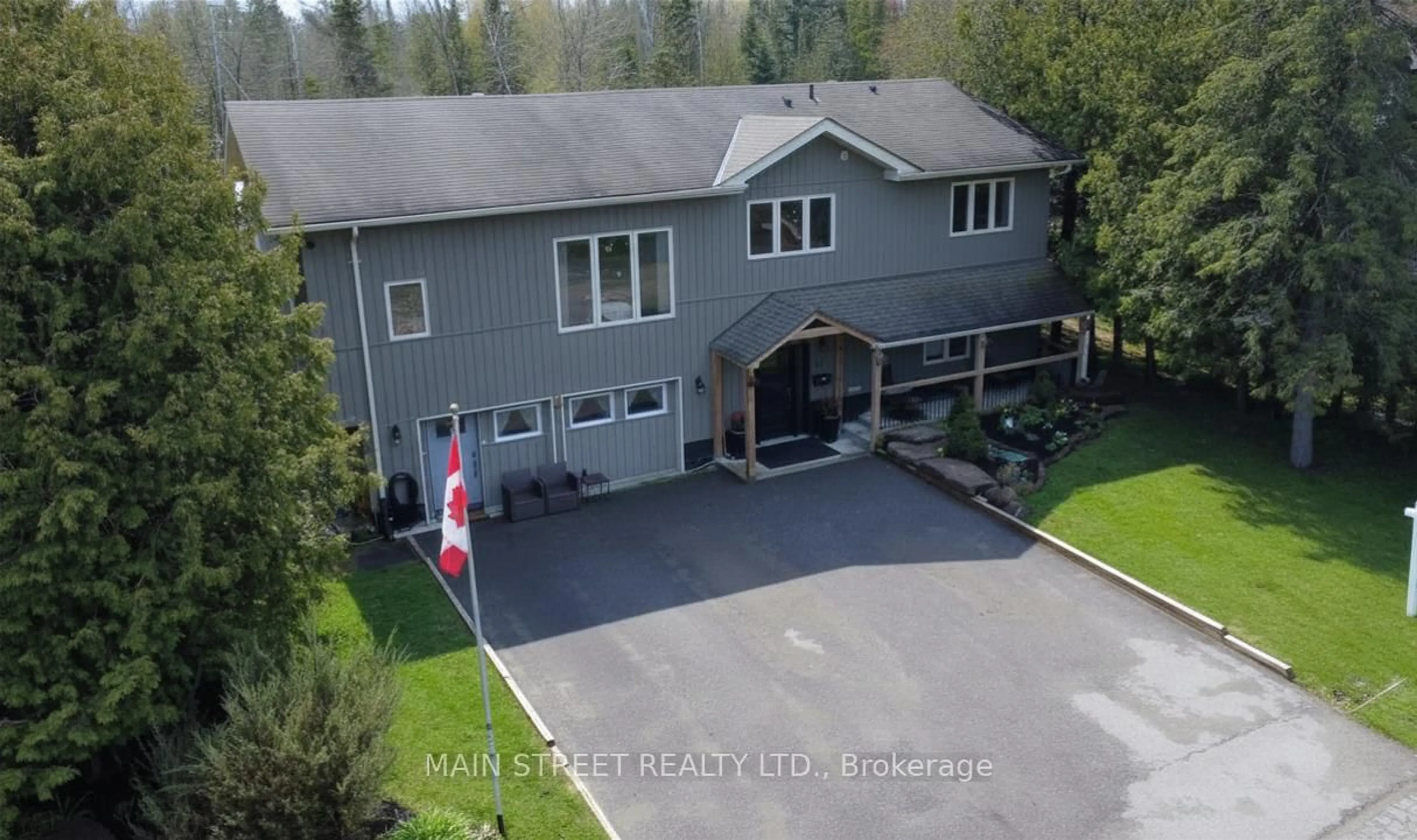 A pic from outside/outdoor area/front of a property/back of a property/a pic from drone, unknown for 1 Mustard St, Uxbridge Ontario L9P 1R2