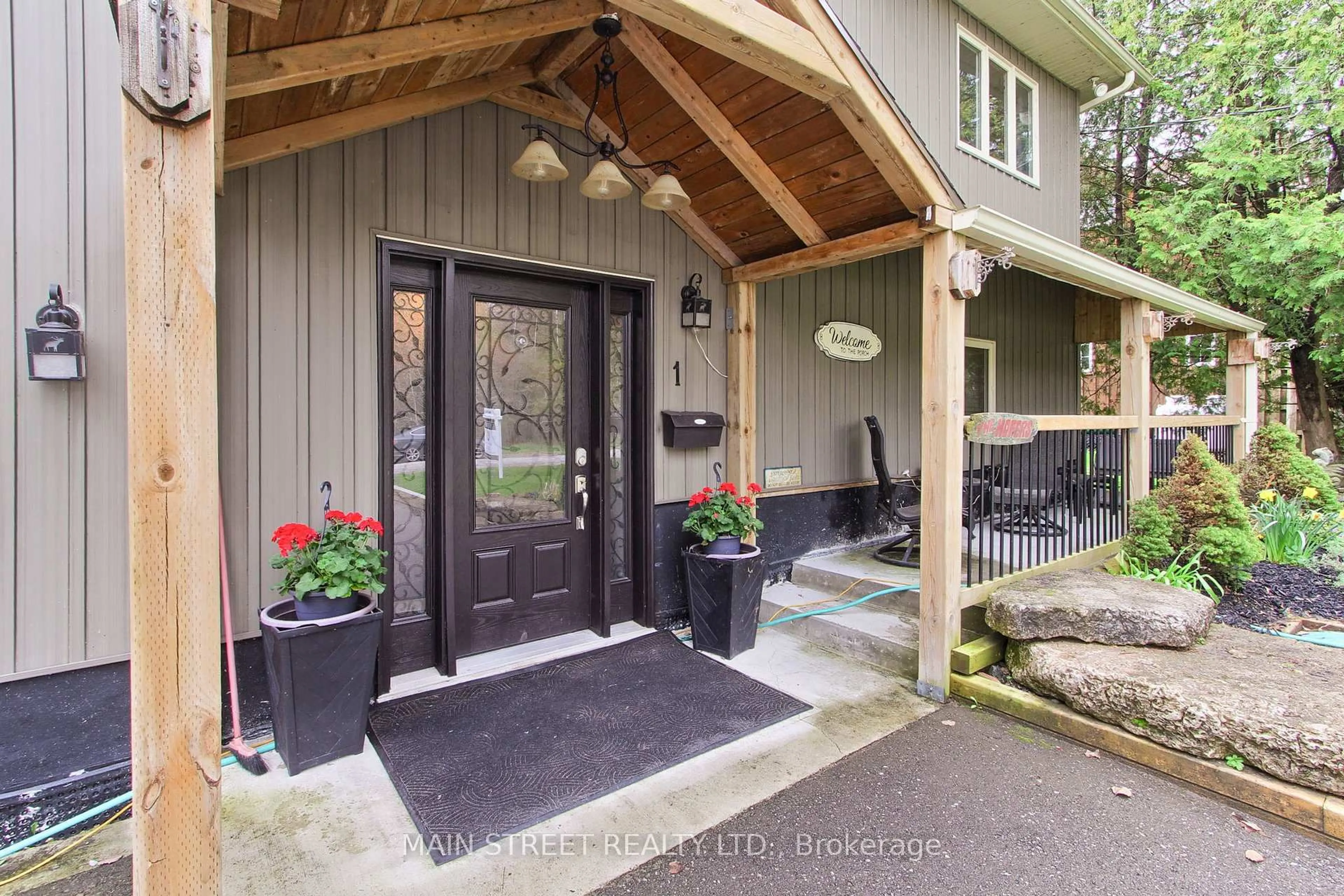 Indoor entryway for 1 Mustard St, Uxbridge Ontario L9P 1R2