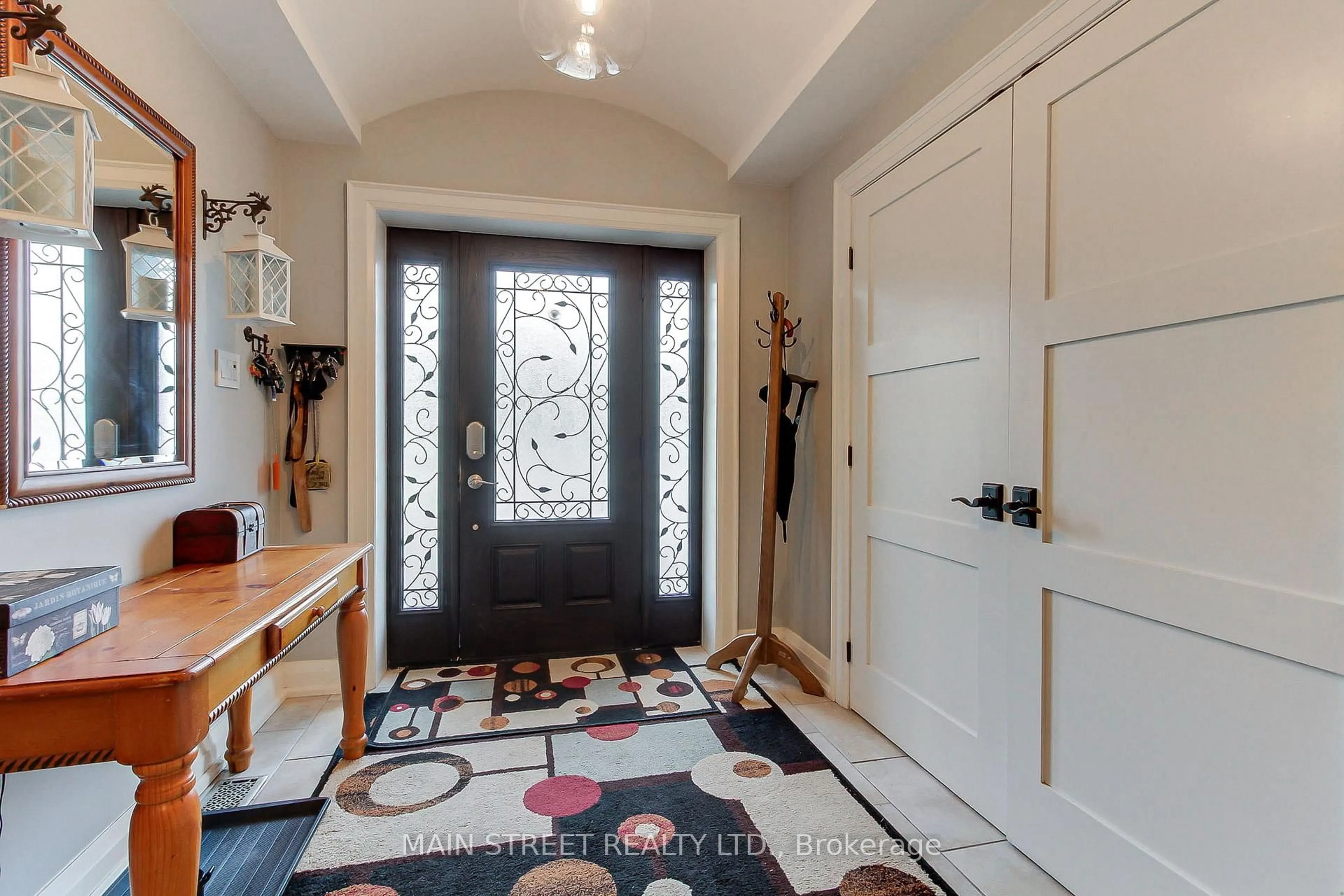 Indoor entryway for 1 Mustard St, Uxbridge Ontario L9P 1R2