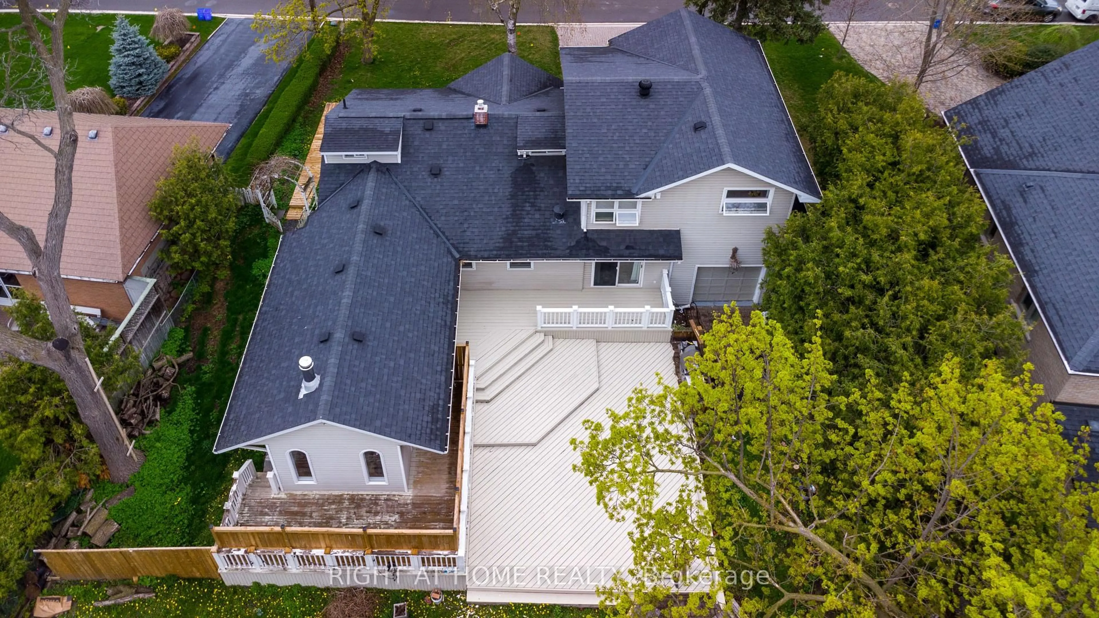 A pic from outside/outdoor area/front of a property/back of a property/a pic from drone, street for 120 Wright St, Richmond Hill Ontario L4C 4A5