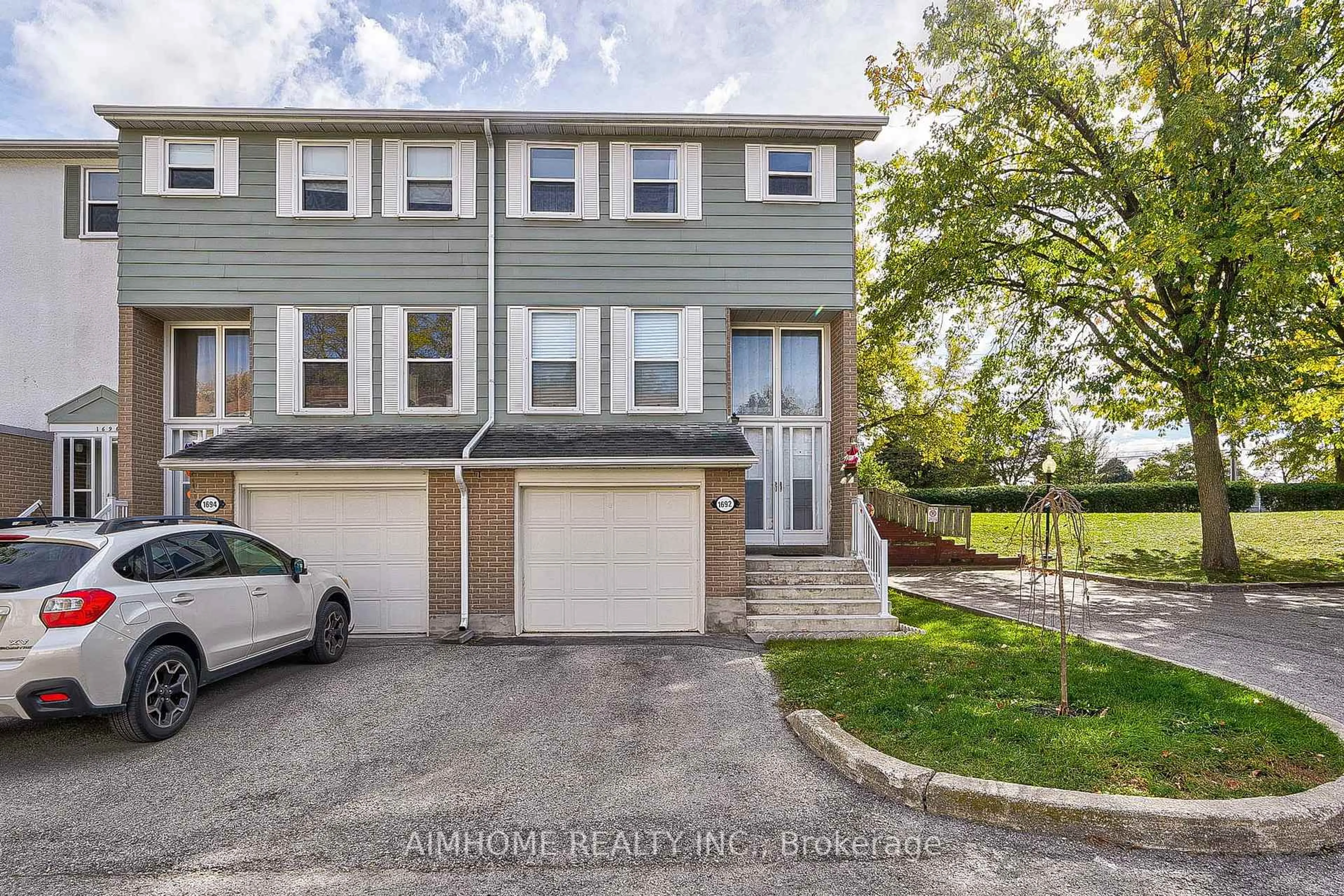 A pic from outside/outdoor area/front of a property/back of a property/a pic from drone, street for 1692 John St, Markham Ontario L3T 1Y9