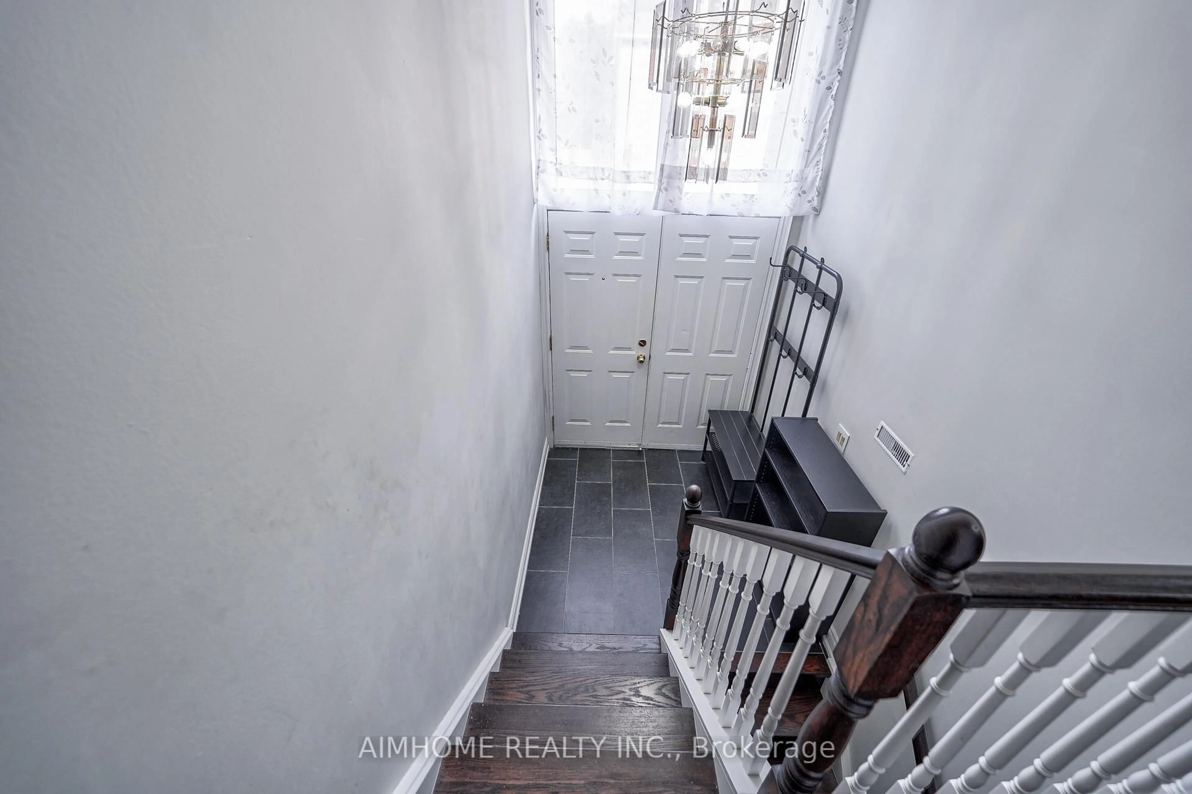 Unknown for 1692 John St, Markham Ontario L3T 1Y9