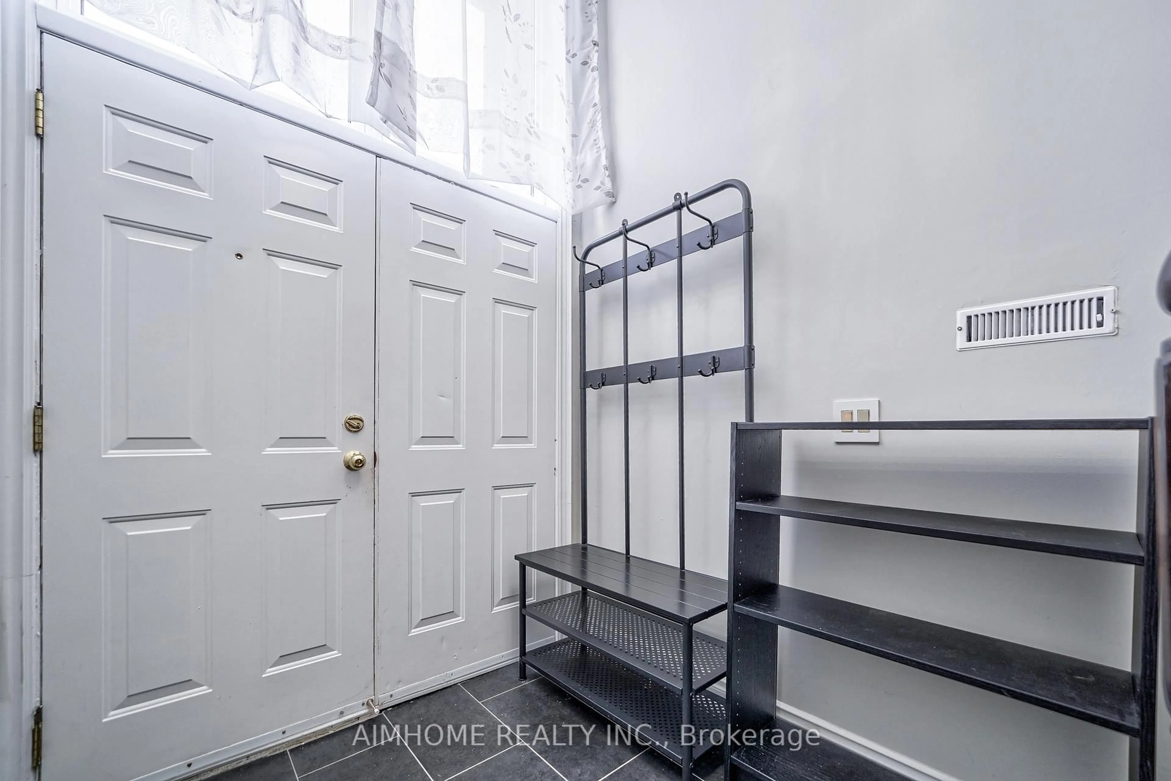 Indoor entryway for 1692 John St, Markham Ontario L3T 1Y9