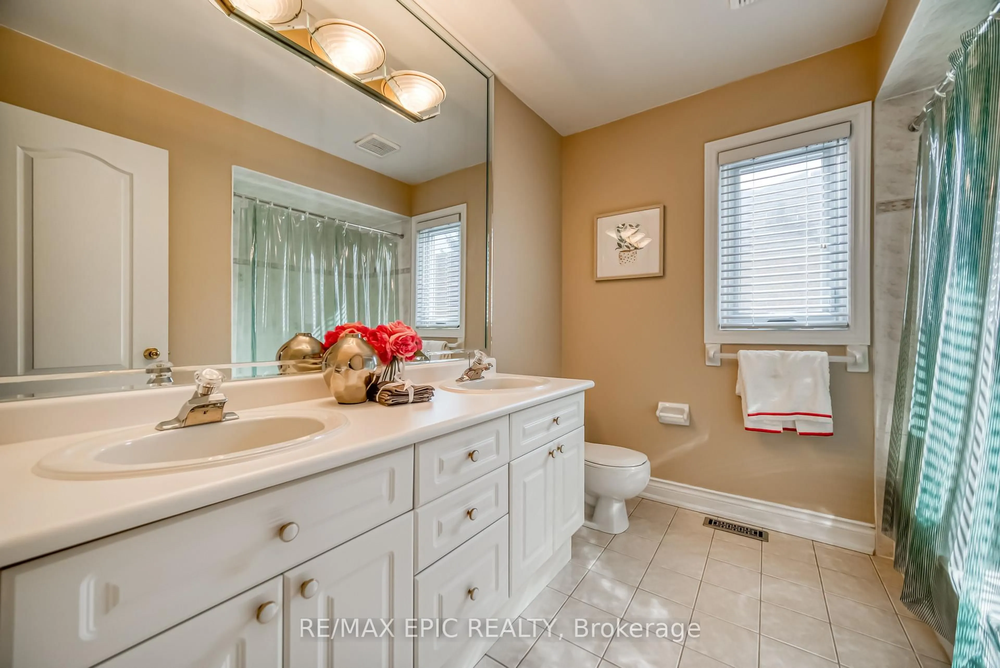 Standard bathroom, ceramic/tile floor for 11 Palace Crt, Richmond Hill Ontario L4B 4C3