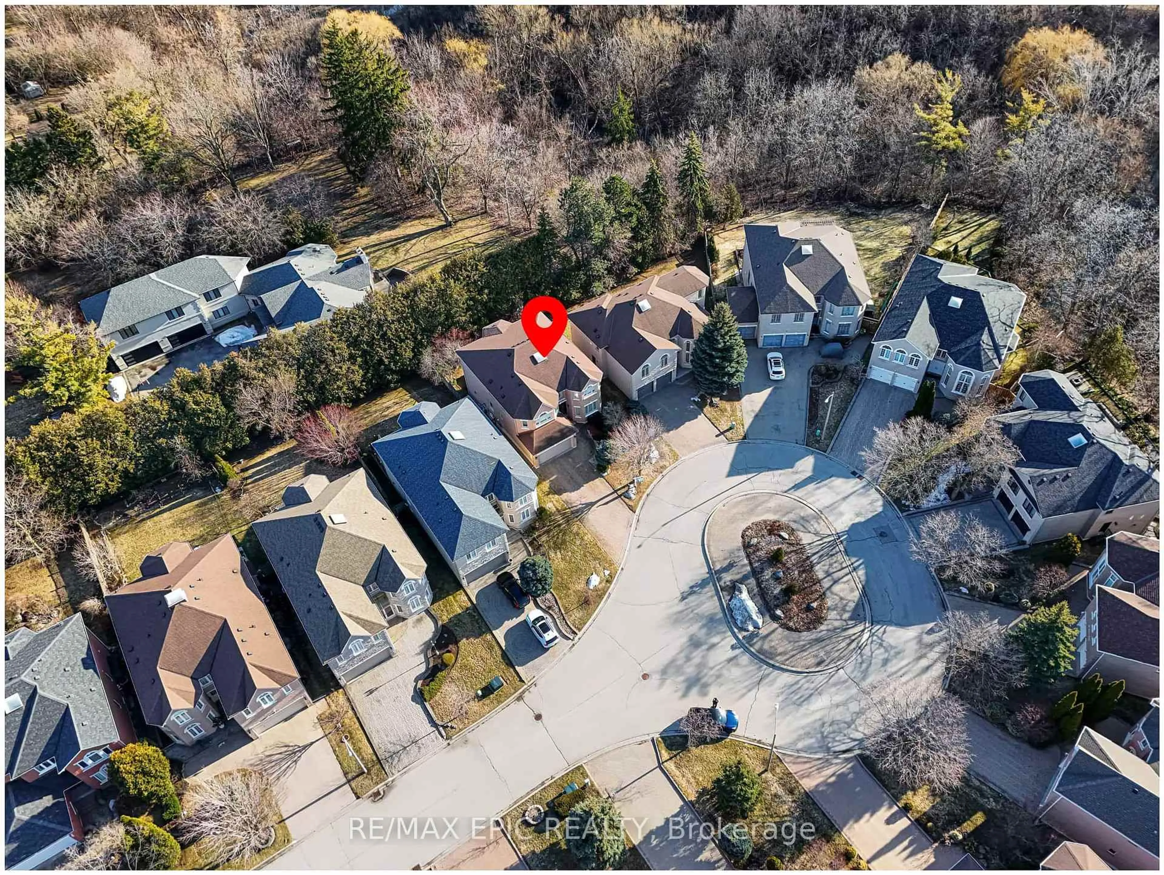 A pic from outside/outdoor area/front of a property/back of a property/a pic from drone, street for 11 Palace Crt, Richmond Hill Ontario L4B 4C3