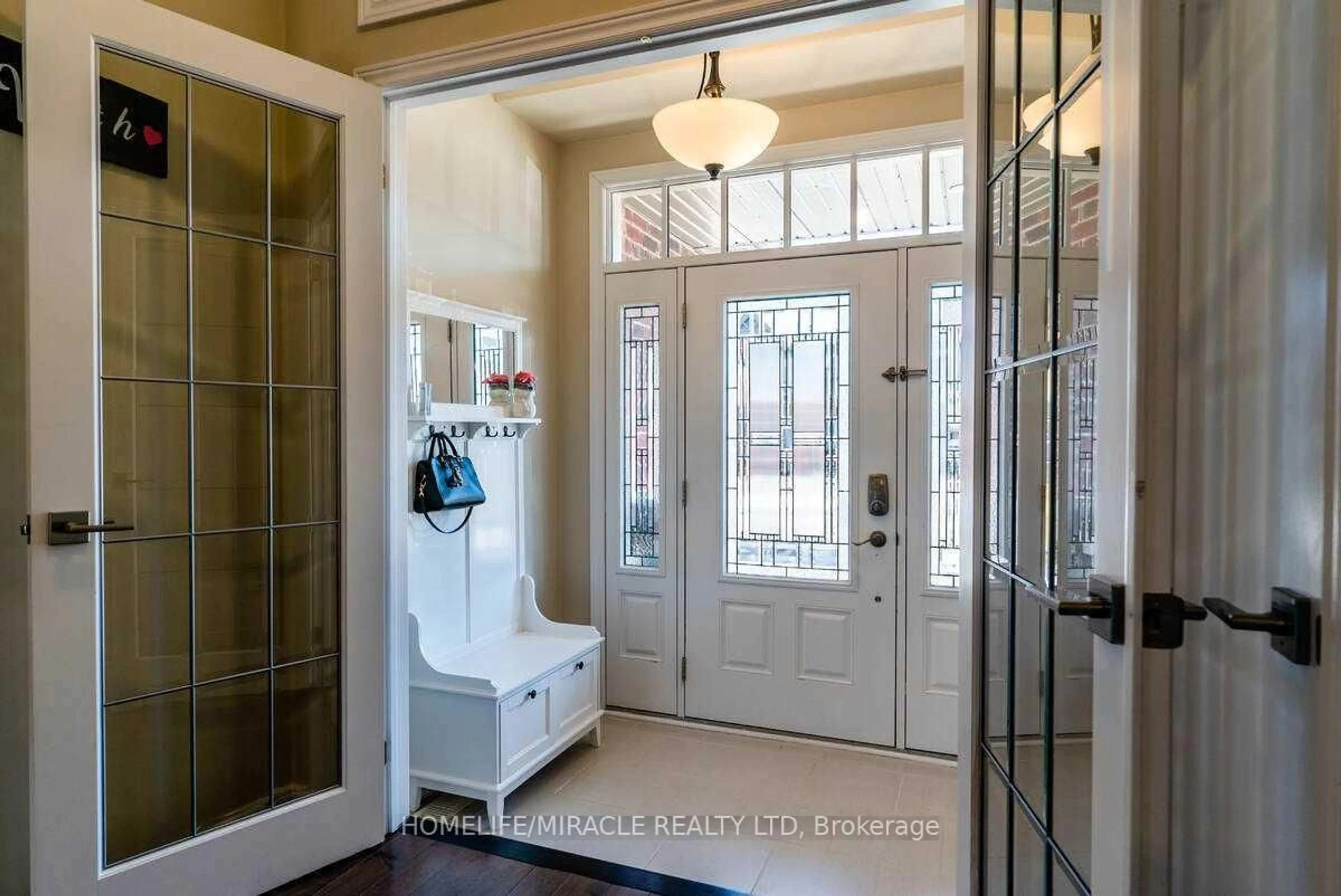 Indoor entryway for 32 Carleton Tr, New Tecumseth Ontario L0G 1A0