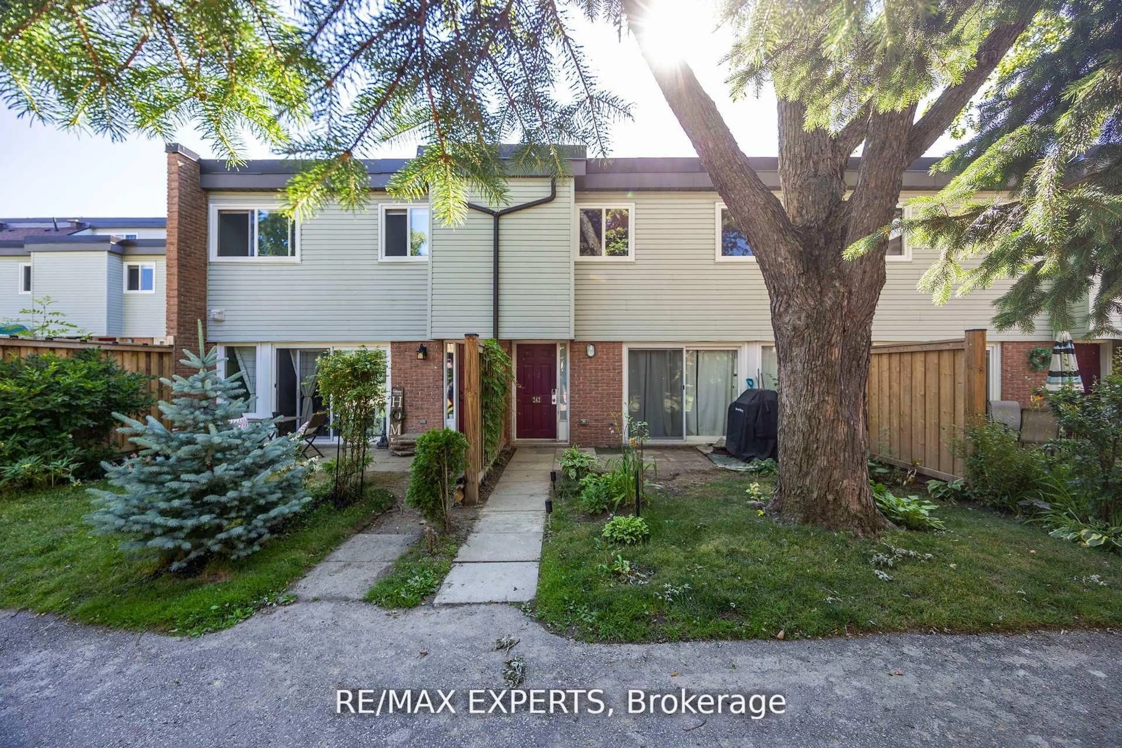 A pic from outside/outdoor area/front of a property/back of a property/a pic from drone, street for 242 Milestone Cres, Aurora Ontario L4G 3M2