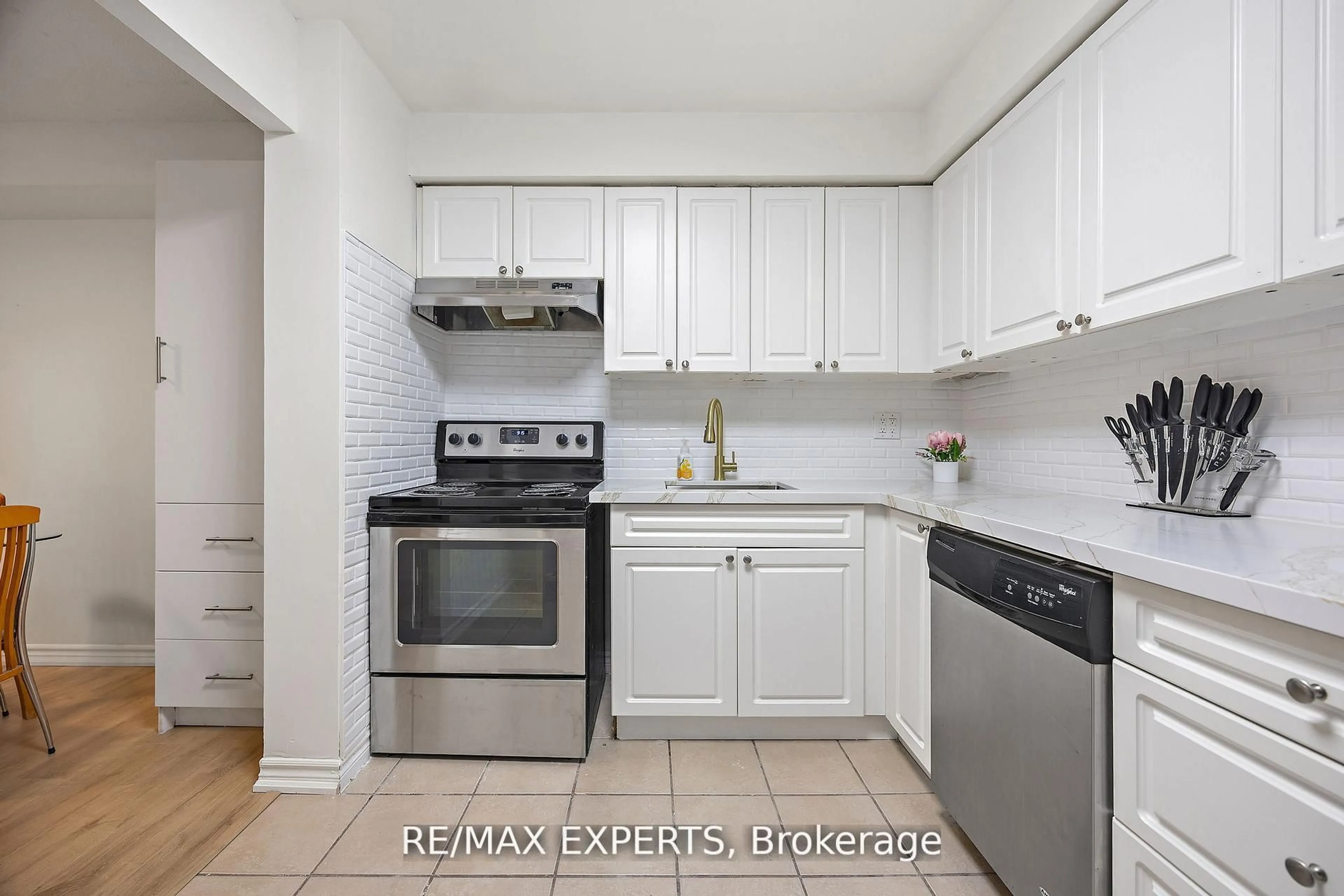 Standard kitchen, unknown for 242 Milestone Cres, Aurora Ontario L4G 3M2