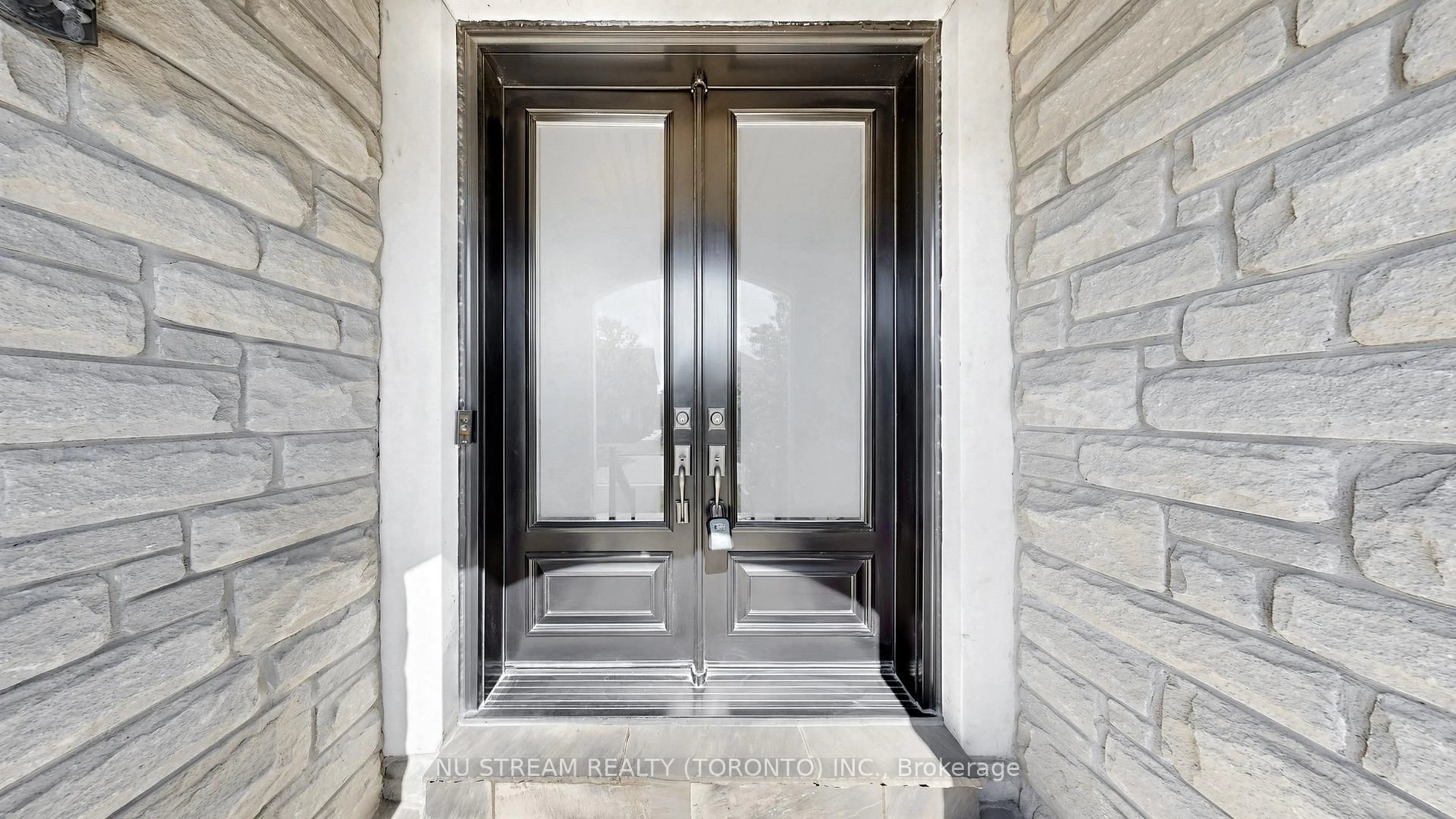 Indoor foyer for 205 Fred Mclaren Blvd, Markham Ontario L6E 1H2
