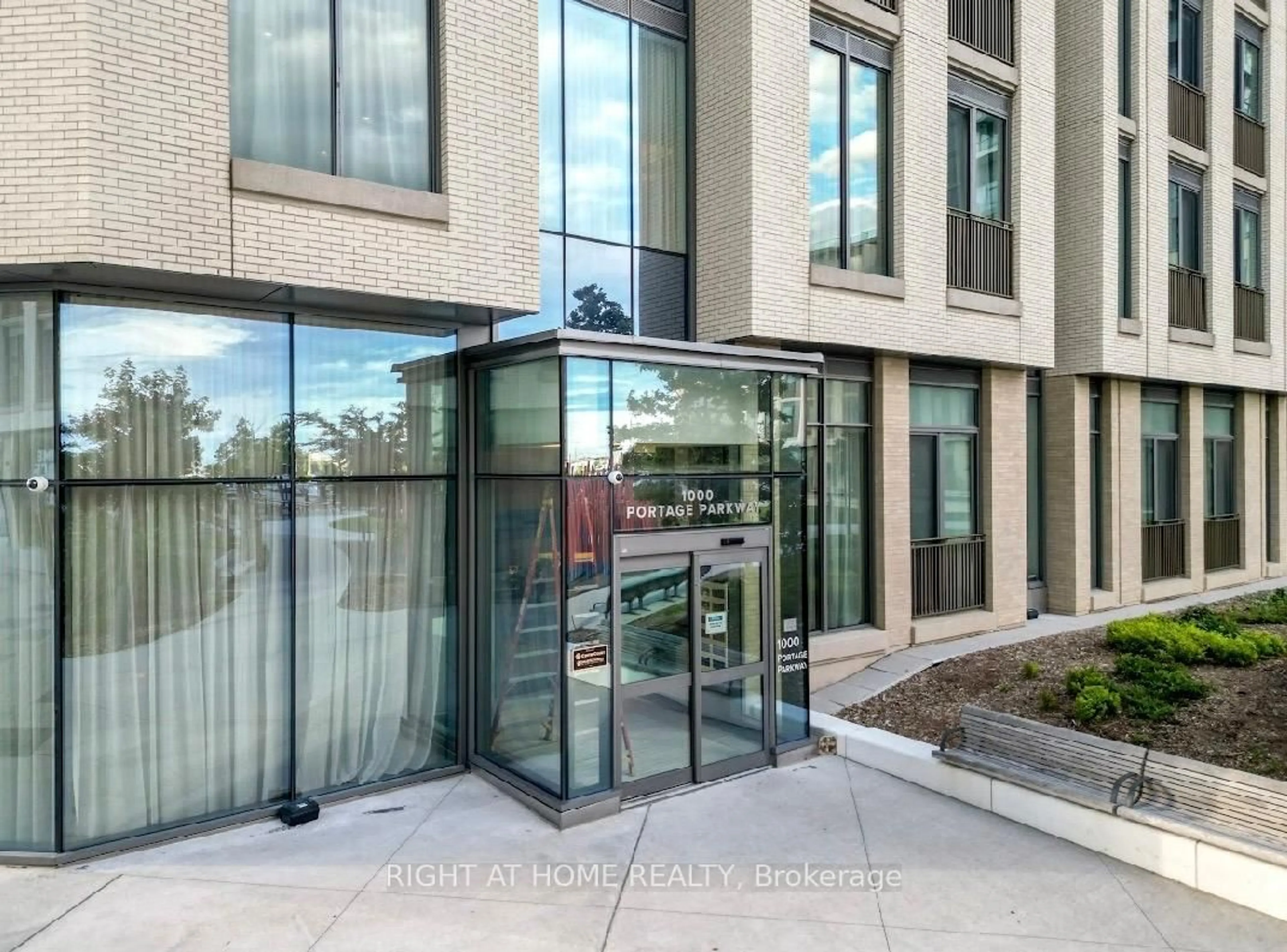 Indoor foyer for 1000 PORTAGE Pkwy #1201, Vaughan Ontario L4K 0L1