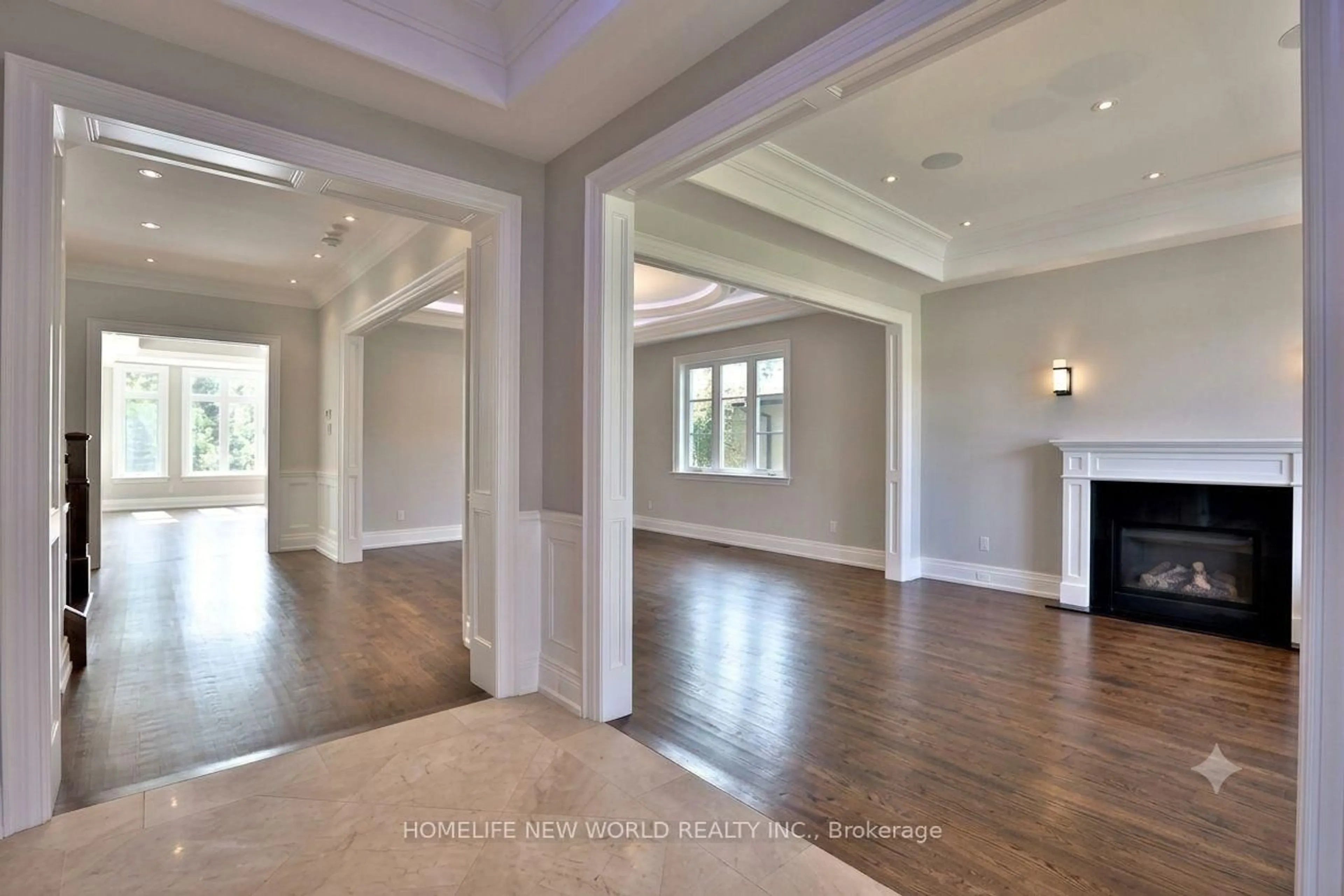 Indoor entryway for 130 Elmwood Ave, Richmond Hill Ontario L4C 1K9