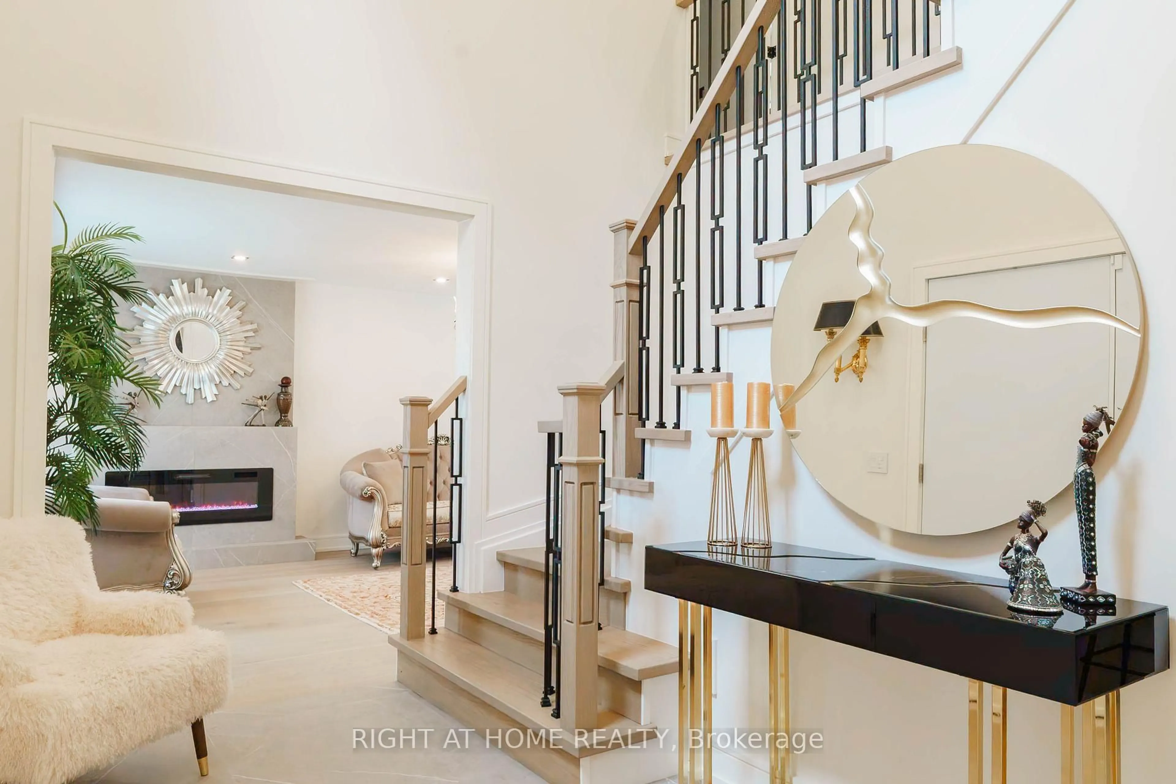 Indoor foyer for 6 Ladyslipper Crt, Markham Ontario L3T 2S4