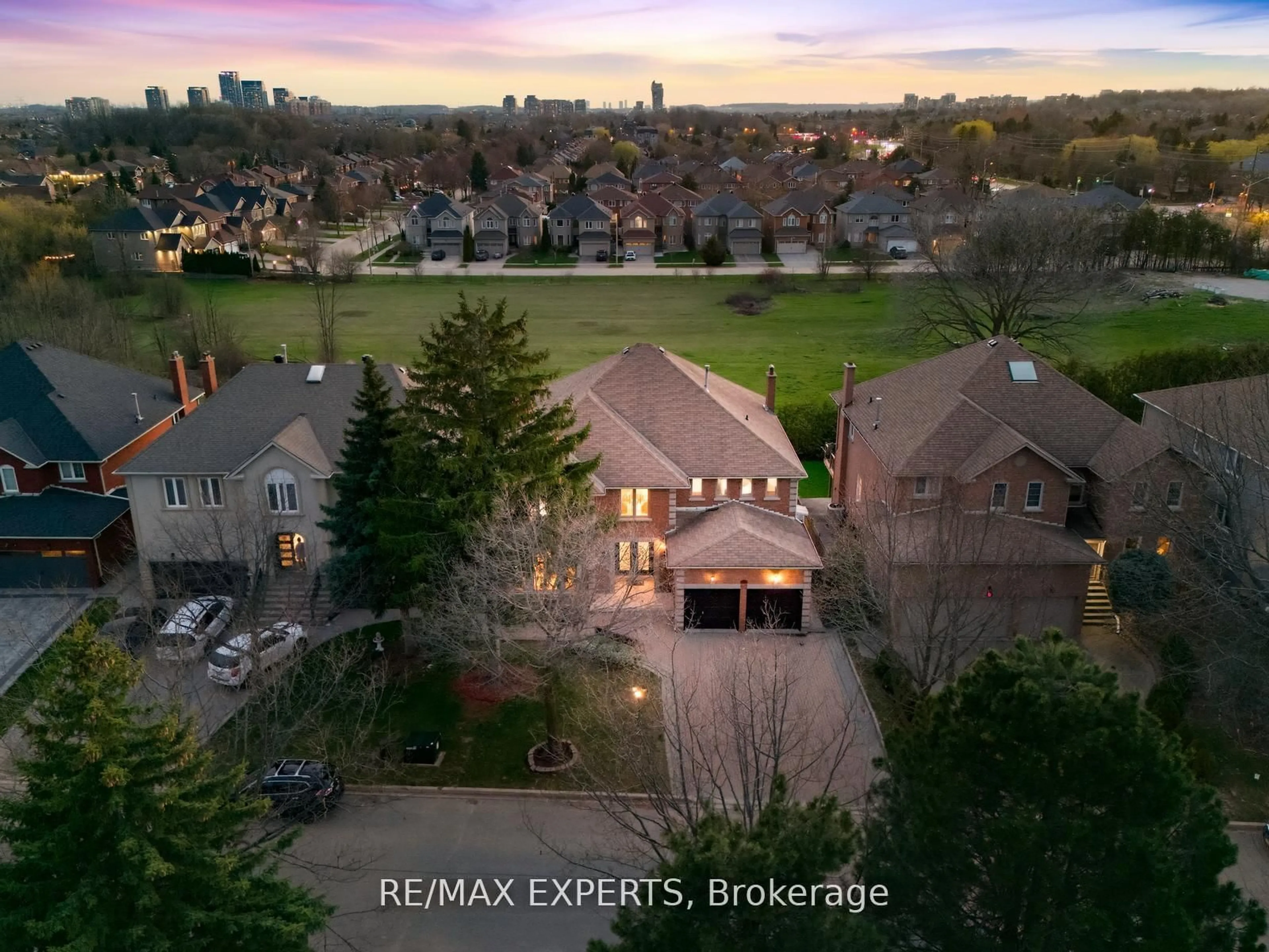 A pic from outside/outdoor area/front of a property/back of a property/a pic from drone, unknown for 11 Horizon Crt, Richmond Hill Ontario L4B 3G1