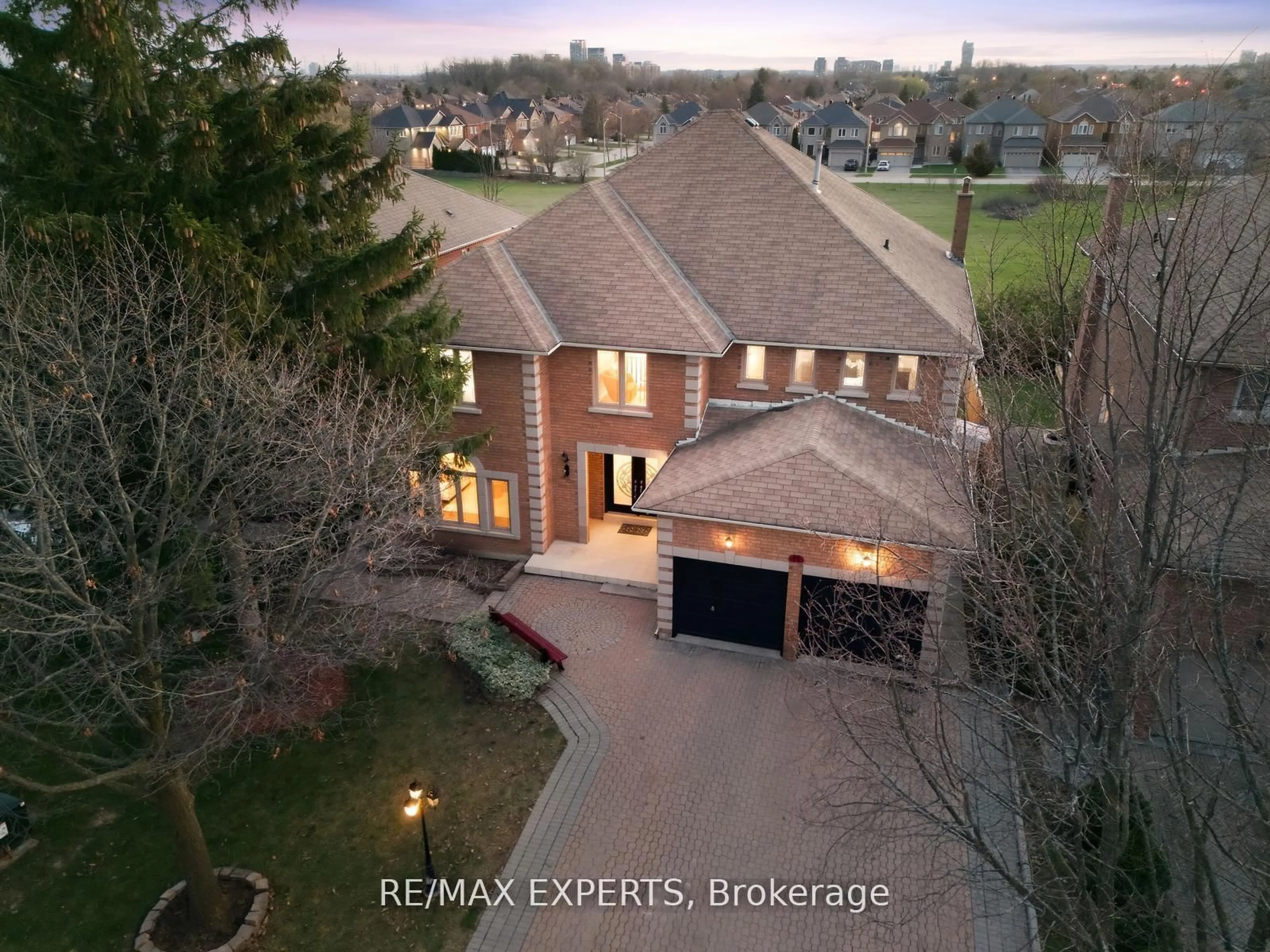 A pic from outside/outdoor area/front of a property/back of a property/a pic from drone, street for 11 Horizon Crt, Richmond Hill Ontario L4B 3G1