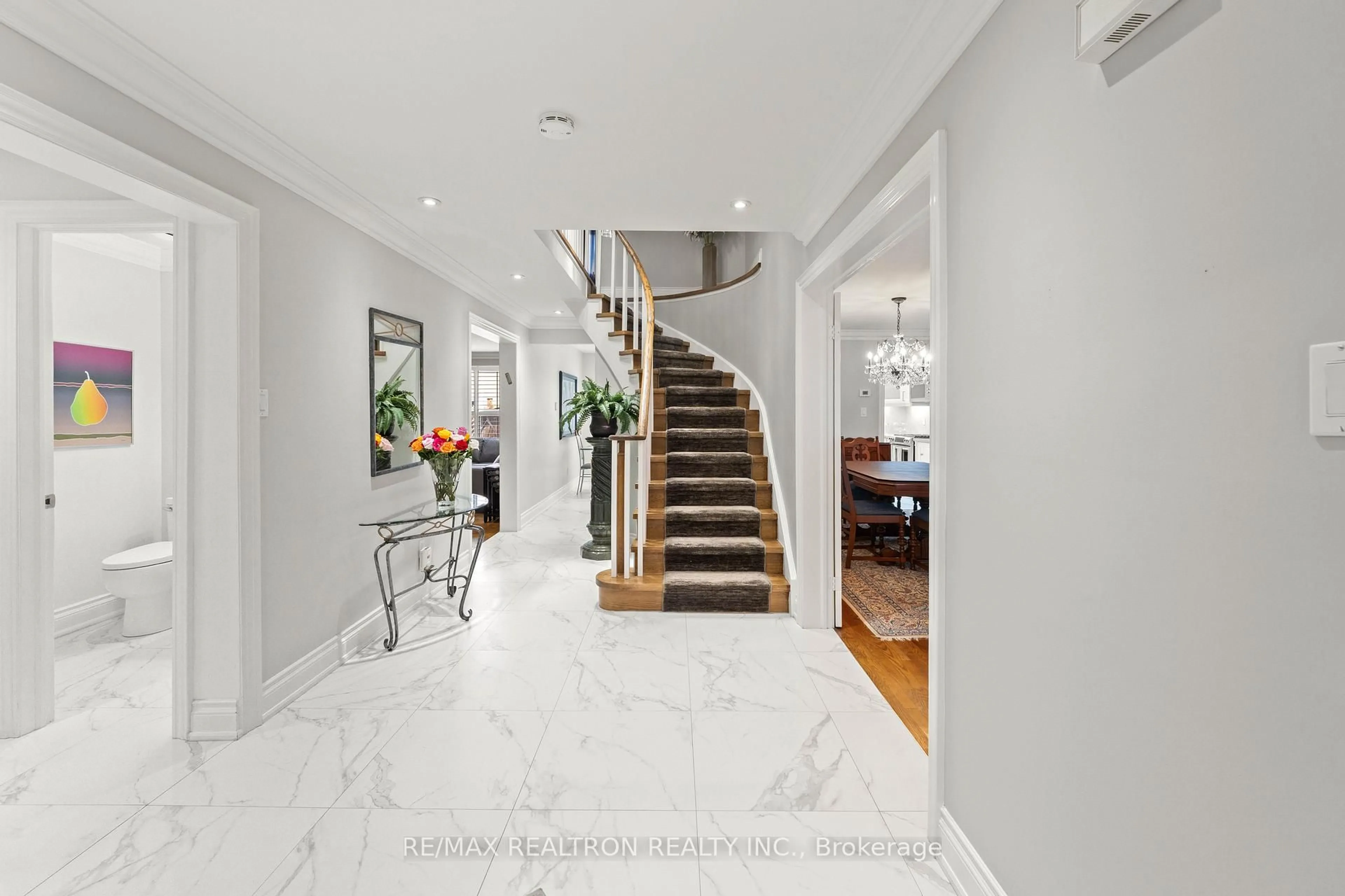 Indoor foyer for 10 Millcreek Cres, Vaughan Ontario L4J 6N5