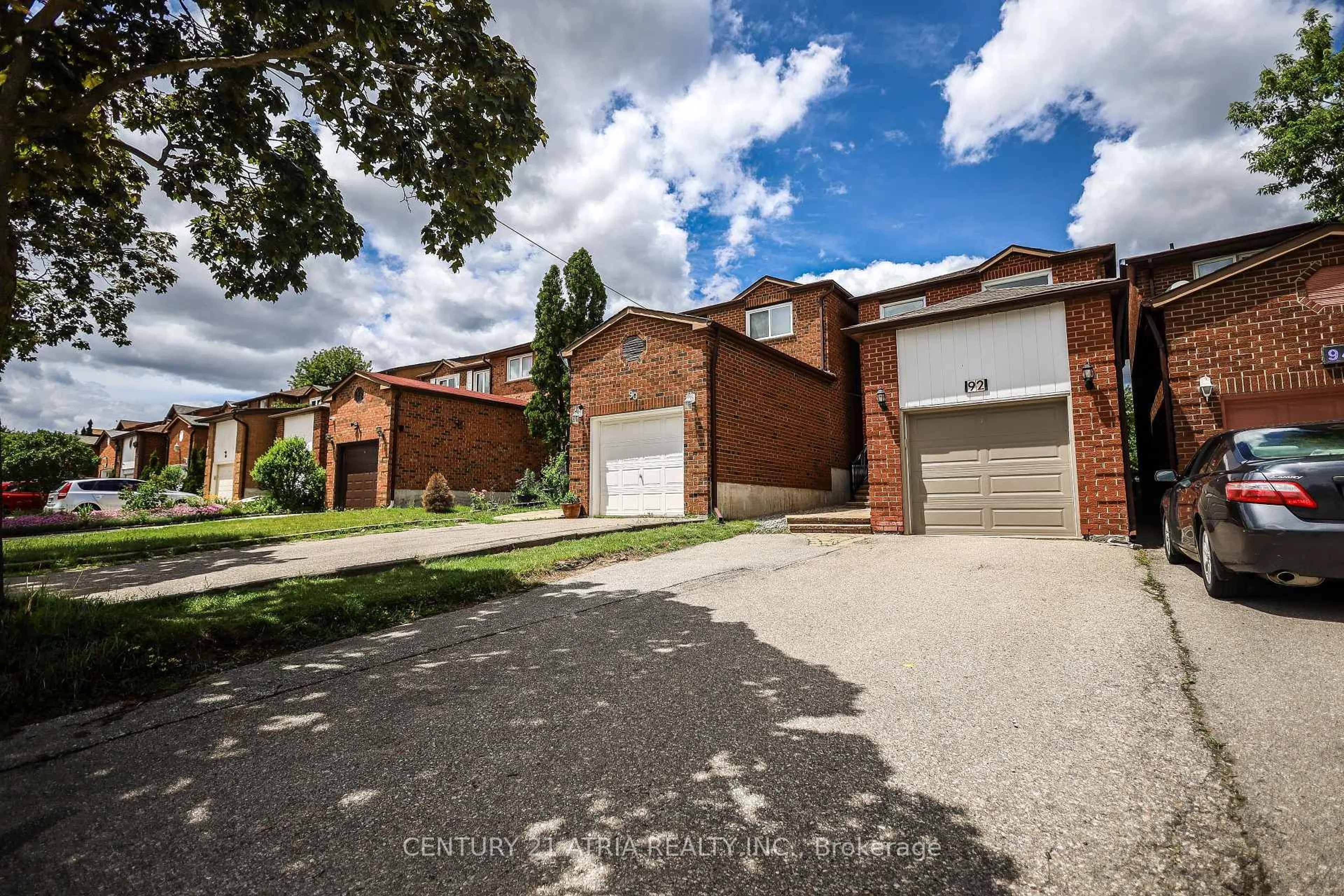 A pic from outside/outdoor area/front of a property/back of a property/a pic from drone, street for 92 Rejane Cres, Vaughan Ontario L4J 5A4
